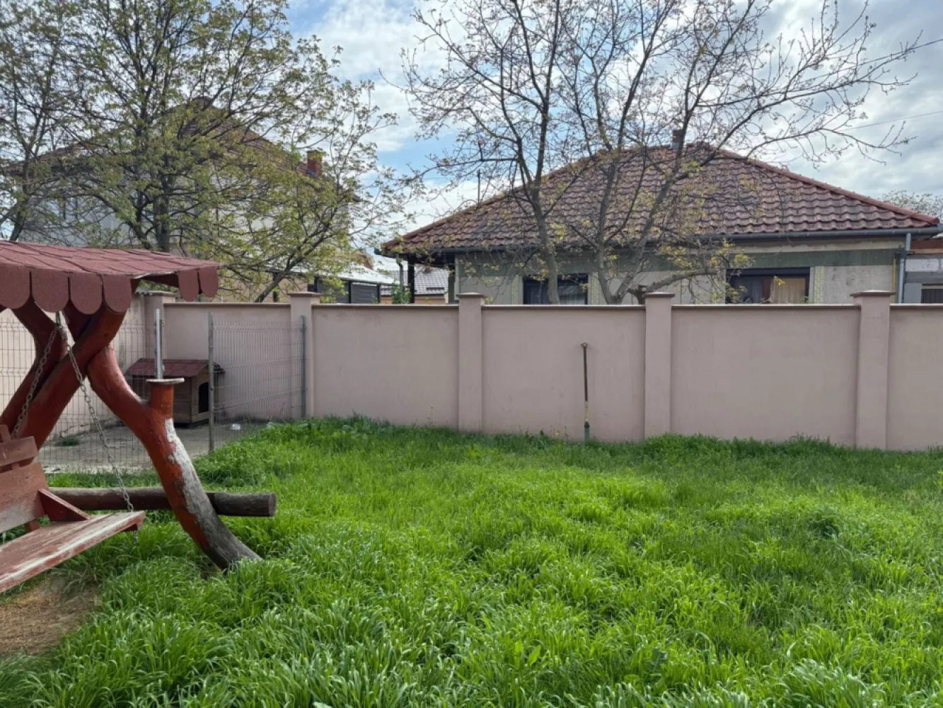 BRASADAS vinde casa 7 cam 11 ari teren renovată integral. - Agenția imobiliara BRASADAS vinde casă spațioasă și luminoasă, ideală pentru familie sau investiție, amplasată într-un ambient liniștit și verde, în apropierea Pieței Vechituri.

Caracteristici principale:
 • Suprafață generoasă, compartimentată în 7 camere
 • Teren de 11 ari – perfect pentru amenajări exterioare (grădină, foișor, piscină)
 • Renovare completă realizată în 2017, cu materiale de calitate superioară
 • Acces rapid către puncte comerciale, școli, transport public

Beneficii suplimentare:
 • Zonă liniștită, fără trafic intens
 • Spații interioare luminoase, bine compartimentate
 • Potrivită pentru familii numeroase sau ca investiție (spațiu birouri, grădiniță privată etc.)

www.brasadas.com.