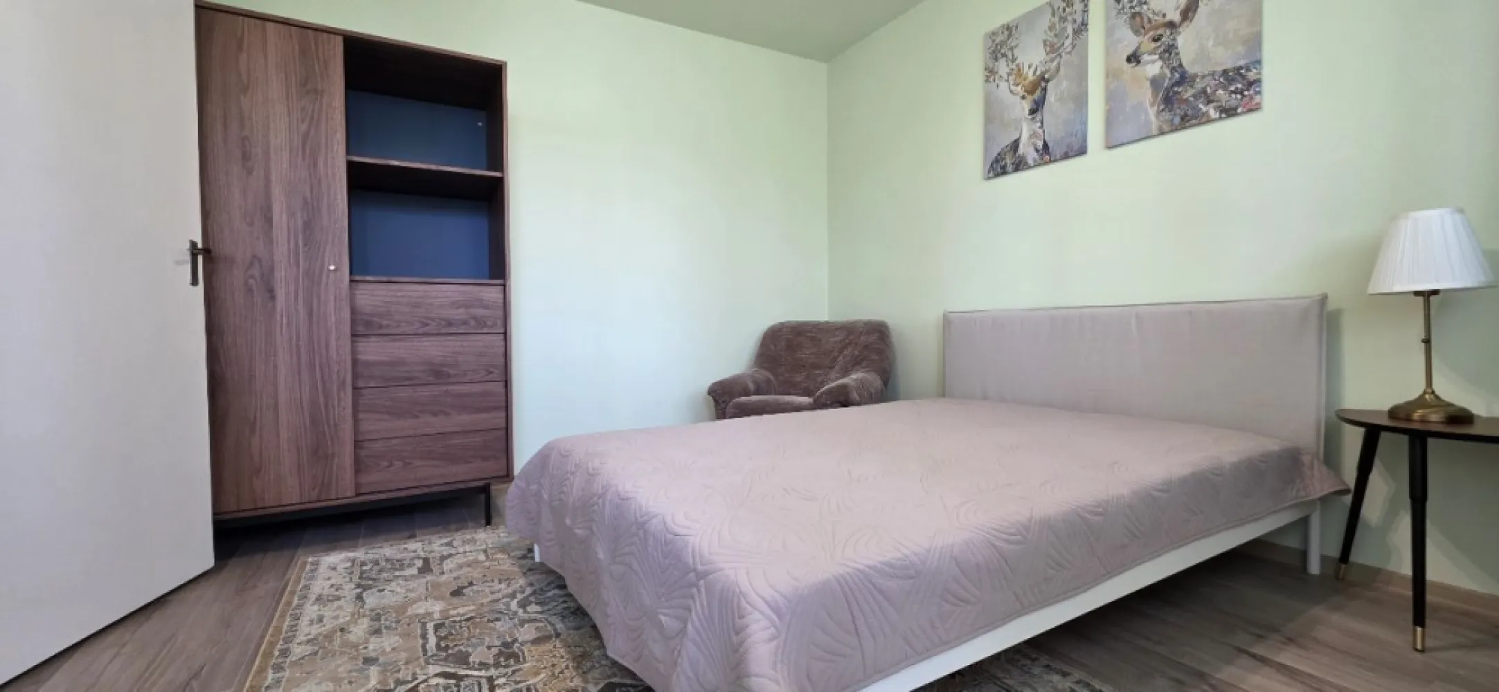 Tineretului Dimitrie Canremir prima inchiriere apartament 2 camere - K Imobiliare oferă spre închiriere un apartament de 2 camere, situat în zona Tineretului – Bd. Dimitrie Cantemir, într-un bloc reabilitat termic, la etajul 3.

Apartamentul este recent renovat și se află la prima închiriere, fiind complet mobilat și utilat cu mobilier și electrocasnice noi, oferind un nivel ridicat de confort.

Compartimentarea este eficientă: living luminos, dormitor spațios, bucătărie complet utilată și baie modernă. Totul este pregătit pentru mutare imediată.

Dotări și avantaje:

Etaj 3 – poziționare ideală

Prima închiriere

Mobilier și electrocasnice noi

Bucătărie complet utilată

Bloc reabilitat termic (costuri reduse)

Acces rapid la metrou și mijloace de transport

La câteva minute de Parcul Tineretului

Aproape de magazine, restaurante și zone de interes

Detalii:

Etaj: 3

Suprafață: 50 mp

Disponibil imediat

Preț: 520 € / lună

Apartament ideal pentru persoane care își doresc confort, calitate și o locație excelentă.

Pentru mai multe informații și programarea unei vizionări, nu ezitați să mă contactați!