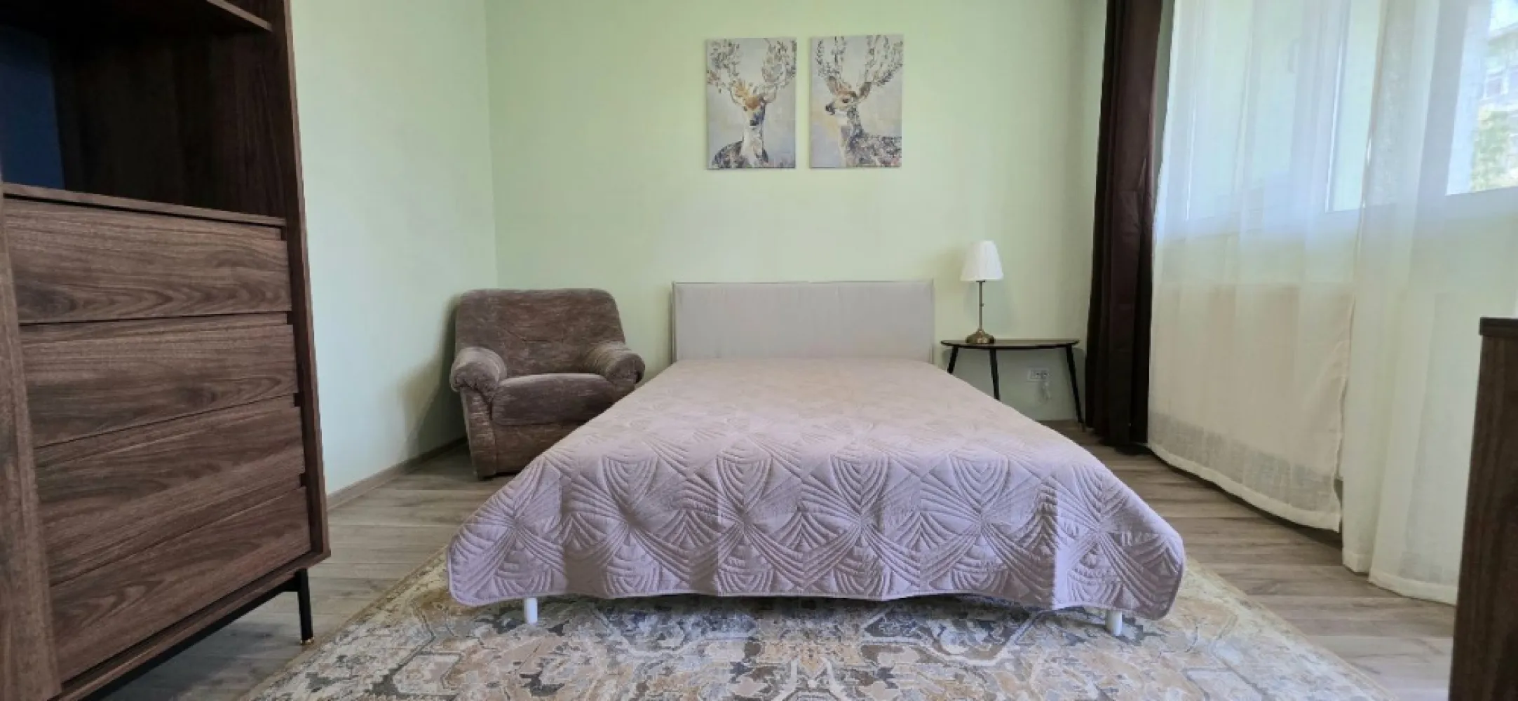 Tineretului Dimitrie Canremir prima inchiriere apartament 2 camere - K Imobiliare oferă spre închiriere un apartament de 2 camere, situat în zona Tineretului – Bd. Dimitrie Cantemir, într-un bloc reabilitat termic, la etajul 3.

Apartamentul este recent renovat și se află la prima închiriere, fiind complet mobilat și utilat cu mobilier și electrocasnice noi, oferind un nivel ridicat de confort.

Compartimentarea este eficientă: living luminos, dormitor spațios, bucătărie complet utilată și baie modernă. Totul este pregătit pentru mutare imediată.

Dotări și avantaje:

Etaj 3 – poziționare ideală

Prima închiriere

Mobilier și electrocasnice noi

Bucătărie complet utilată

Bloc reabilitat termic (costuri reduse)

Acces rapid la metrou și mijloace de transport

La câteva minute de Parcul Tineretului

Aproape de magazine, restaurante și zone de interes

Detalii:

Etaj: 3

Suprafață: 50 mp

Disponibil imediat

Preț: 520 € / lună

Apartament ideal pentru persoane care își doresc confort, calitate și o locație excelentă.

Pentru mai multe informații și programarea unei vizionări, nu ezitați să mă contactați!