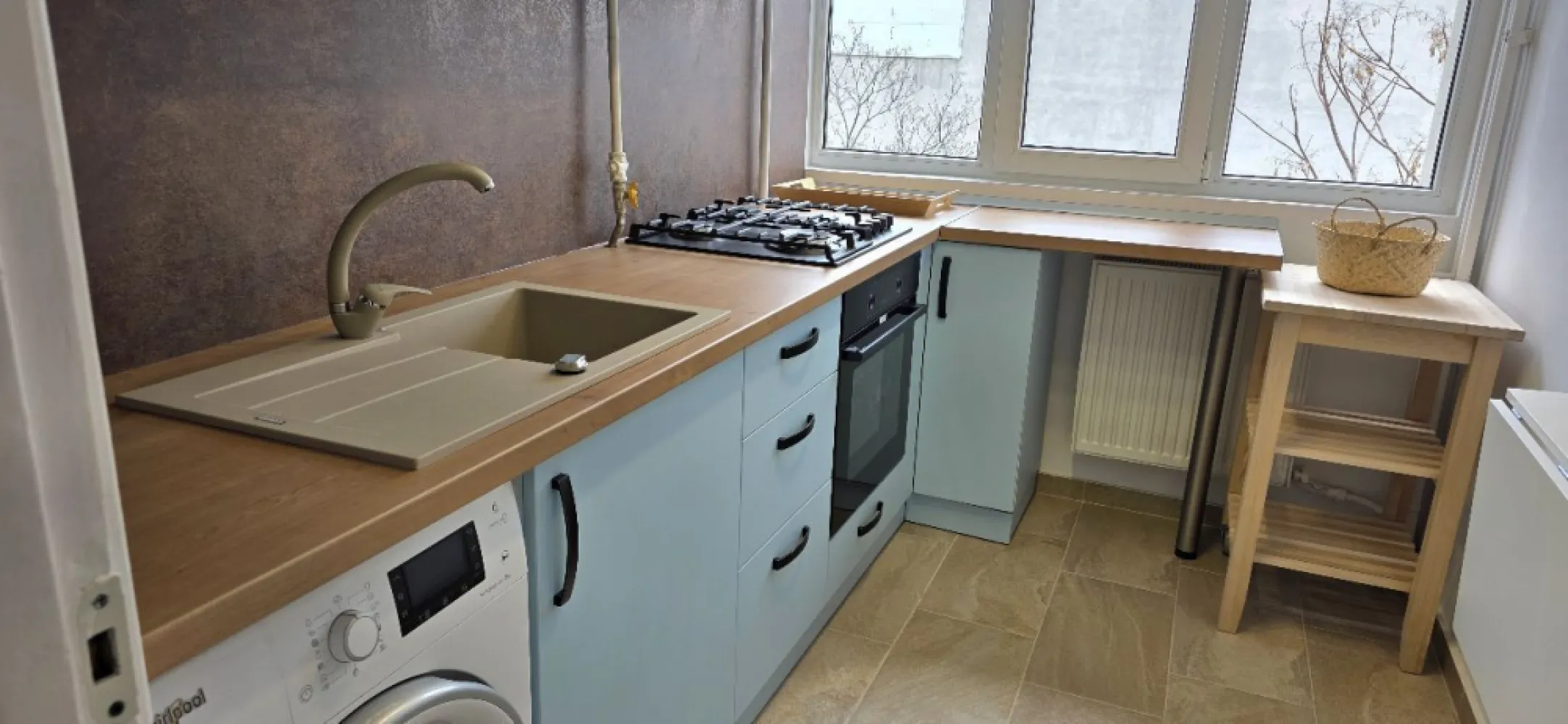 Tineretului Dimitrie Canremir prima inchiriere apartament 2 camere - K Imobiliare oferă spre închiriere un apartament de 2 camere, situat în zona Tineretului – Bd. Dimitrie Cantemir, într-un bloc reabilitat termic, la etajul 3.

Apartamentul este recent renovat și se află la prima închiriere, fiind complet mobilat și utilat cu mobilier și electrocasnice noi, oferind un nivel ridicat de confort.

Compartimentarea este eficientă: living luminos, dormitor spațios, bucătărie complet utilată și baie modernă. Totul este pregătit pentru mutare imediată.

Dotări și avantaje:

Etaj 3 – poziționare ideală

Prima închiriere

Mobilier și electrocasnice noi

Bucătărie complet utilată

Bloc reabilitat termic (costuri reduse)

Acces rapid la metrou și mijloace de transport

La câteva minute de Parcul Tineretului

Aproape de magazine, restaurante și zone de interes

Detalii:

Etaj: 3

Suprafață: 50 mp

Disponibil imediat

Preț: 520 € / lună

Apartament ideal pentru persoane care își doresc confort, calitate și o locație excelentă.

Pentru mai multe informații și programarea unei vizionări, nu ezitați să mă contactați!