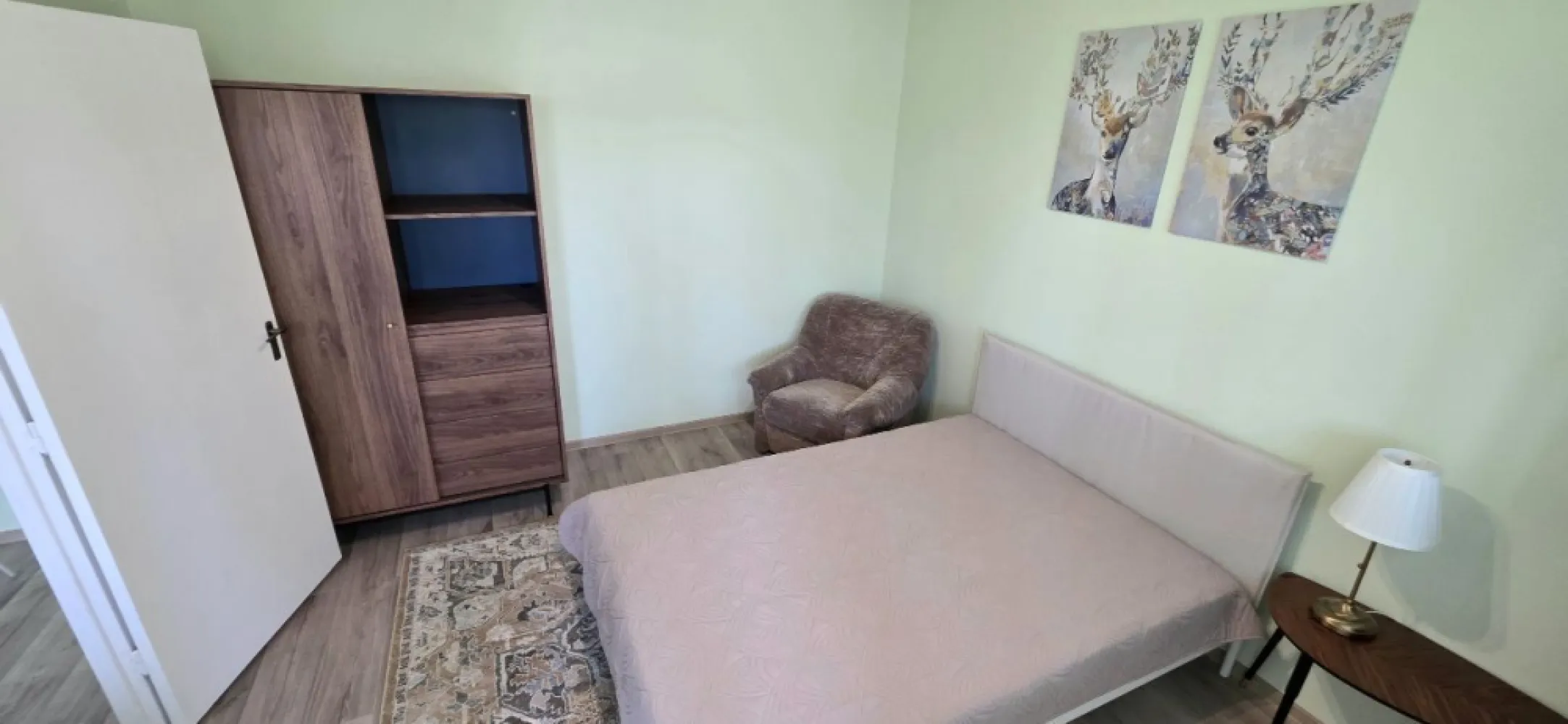 Tineretului Dimitrie Canremir prima inchiriere apartament 2 camere - K Imobiliare oferă spre închiriere un apartament de 2 camere, situat în zona Tineretului – Bd. Dimitrie Cantemir, într-un bloc reabilitat termic, la etajul 3.

Apartamentul este recent renovat și se află la prima închiriere, fiind complet mobilat și utilat cu mobilier și electrocasnice noi, oferind un nivel ridicat de confort.

Compartimentarea este eficientă: living luminos, dormitor spațios, bucătărie complet utilată și baie modernă. Totul este pregătit pentru mutare imediată.

Dotări și avantaje:

Etaj 3 – poziționare ideală

Prima închiriere

Mobilier și electrocasnice noi

Bucătărie complet utilată

Bloc reabilitat termic (costuri reduse)

Acces rapid la metrou și mijloace de transport

La câteva minute de Parcul Tineretului

Aproape de magazine, restaurante și zone de interes

Detalii:

Etaj: 3

Suprafață: 50 mp

Disponibil imediat

Preț: 520 € / lună

Apartament ideal pentru persoane care își doresc confort, calitate și o locație excelentă.

Pentru mai multe informații și programarea unei vizionări, nu ezitați să mă contactați!