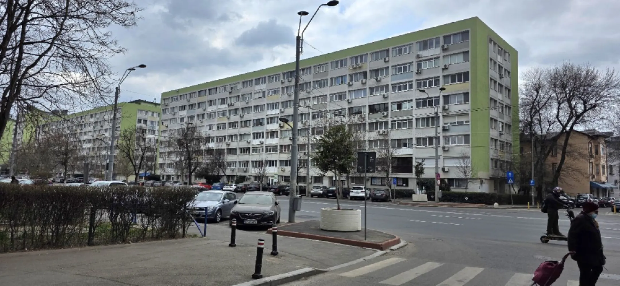Tineretului Dimitrie Canremir prima inchiriere apartament 2 camere - K Imobiliare oferă spre închiriere un apartament de 2 camere, situat în zona Tineretului – Bd. Dimitrie Cantemir, într-un bloc reabilitat termic, la etajul 3.

Apartamentul este recent renovat și se află la prima închiriere, fiind complet mobilat și utilat cu mobilier și electrocasnice noi, oferind un nivel ridicat de confort.

Compartimentarea este eficientă: living luminos, dormitor spațios, bucătărie complet utilată și baie modernă. Totul este pregătit pentru mutare imediată.

Dotări și avantaje:

Etaj 3 – poziționare ideală

Prima închiriere

Mobilier și electrocasnice noi

Bucătărie complet utilată

Bloc reabilitat termic (costuri reduse)

Acces rapid la metrou și mijloace de transport

La câteva minute de Parcul Tineretului

Aproape de magazine, restaurante și zone de interes

Detalii:

Etaj: 3

Suprafață: 50 mp

Disponibil imediat

Preț: 520 € / lună

Apartament ideal pentru persoane care își doresc confort, calitate și o locație excelentă.

Pentru mai multe informații și programarea unei vizionări, nu ezitați să mă contactați!
