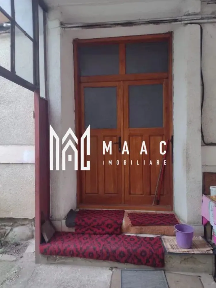 Casa 5 camere | P+M | Gradina | Garaj | Tiglari - MAAC Imobiliare va prezinta o casa cu 5 camere de tip duplex cu gradina si garaj.

Caracteristici principale:
Casă cu cinci camere luminoase, oferind spațiu generos pentru confort și relaxare.
Construcție solidă din cărămidă, asigurând durabilitate și stabilitate.
Anul construcției: 1974, cu modificări și îmbunătățiri ulterioare pentru confort.

La parter, bucătăria este integrată cu livingul, creând un spațiu deschis și primitor.
Baie și debara la parter, pentru funcționalitate și organizare suplimentară.
În plus, o cameră la parter, ideală pentru birou sau dormitor suplimentar.
Baia de la parter dispune și de ieșire în curte, asigurând acces practic.

Dotări și amenajări suplimentare:
Sobele de teracotă și încălzirea centrală asigură confort termic în sezonul rece.
Geamuri termopan pentru izolare termică și fonică, garantând confortul optim în interior.
Pivniță uscată și încăpătoare, ideală pentru depozitare și organizare.

Exterior și imprejurimi:
La terminarea casei se află un loc de parcare pentru mașină, asigurând comoditate și accesibilitate.
Grădină în suprafață de 128 mp, perfectă pentru relaxare și activități în aer liber.
Vecinatate cu o altă familie, asigurând o comunitate și vecinătate prietenoasă.

Utilități și accesibilitate:
Toate utilitățile (gaz, apă, curent) sunt separate și funcționale.
Grădina este delimitată de un gard, asigurând intimitate.
Deschiderea la stradă este de 10 metri liniari, oferind acces facil și vizibilitate optimă.

Pentru mai multe detalii precizati telefonic ca ati vazut anuntul cu ID CP2021194.