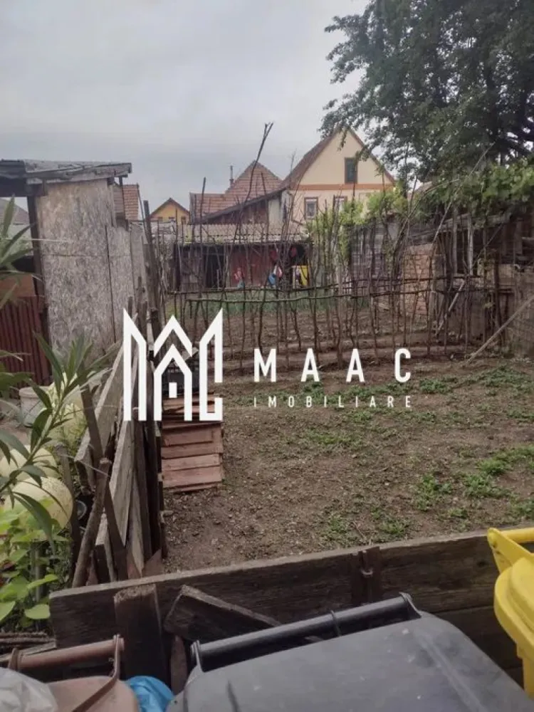 Casa 5 camere | P+M | Gradina | Garaj | Tiglari - MAAC Imobiliare va prezinta o casa cu 5 camere de tip duplex cu gradina si garaj.

Caracteristici principale:
Casă cu cinci camere luminoase, oferind spațiu generos pentru confort și relaxare.
Construcție solidă din cărămidă, asigurând durabilitate și stabilitate.
Anul construcției: 1974, cu modificări și îmbunătățiri ulterioare pentru confort.

La parter, bucătăria este integrată cu livingul, creând un spațiu deschis și primitor.
Baie și debara la parter, pentru funcționalitate și organizare suplimentară.
În plus, o cameră la parter, ideală pentru birou sau dormitor suplimentar.
Baia de la parter dispune și de ieșire în curte, asigurând acces practic.

Dotări și amenajări suplimentare:
Sobele de teracotă și încălzirea centrală asigură confort termic în sezonul rece.
Geamuri termopan pentru izolare termică și fonică, garantând confortul optim în interior.
Pivniță uscată și încăpătoare, ideală pentru depozitare și organizare.

Exterior și imprejurimi:
La terminarea casei se află un loc de parcare pentru mașină, asigurând comoditate și accesibilitate.
Grădină în suprafață de 128 mp, perfectă pentru relaxare și activități în aer liber.
Vecinatate cu o altă familie, asigurând o comunitate și vecinătate prietenoasă.

Utilități și accesibilitate:
Toate utilitățile (gaz, apă, curent) sunt separate și funcționale.
Grădina este delimitată de un gard, asigurând intimitate.
Deschiderea la stradă este de 10 metri liniari, oferind acces facil și vizibilitate optimă.

Pentru mai multe detalii precizati telefonic ca ati vazut anuntul cu ID CP2021194.