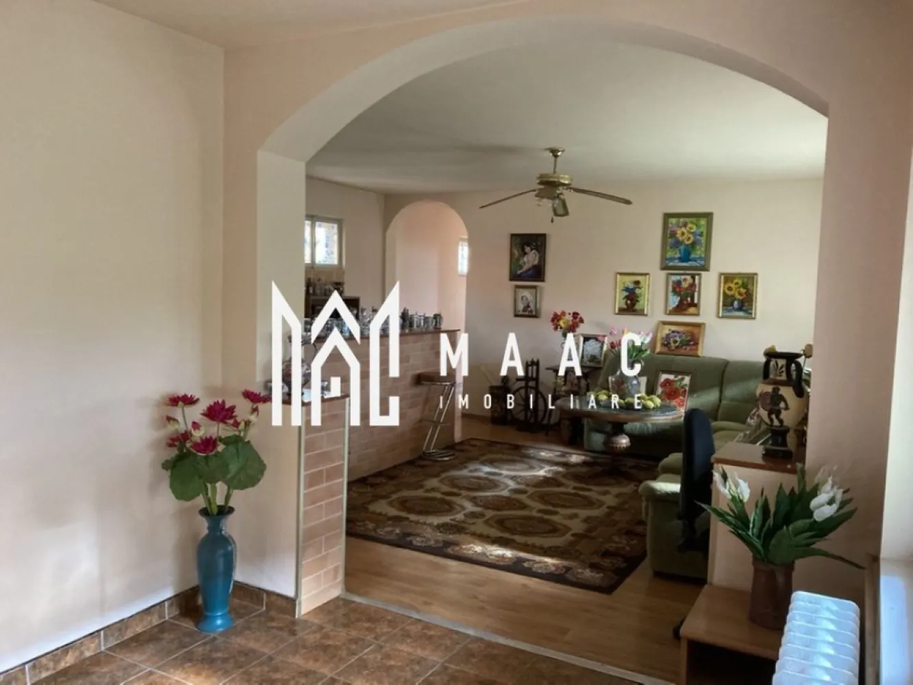 Casa 6 camere I 250MPU | 867MP Teren | Turnisor - MAAC Imobiliare vă propune spre vânzare o proprietate deosebită, situată în zona Turnișor, cu o suprafață utilă de 250 mp, amplasată pe un teren generos de 867 mp, cu deschidere la stradă de 15 metri liniari. Imobilul oferă multiple posibilități de utilizare, fiind potrivit atât pentru locuință familială extinsă, cât și pentru investiție sau activitate mixtă rezidențială și comercială.

Construcția este dispusă pe parter și etaj, beneficiind de spații suplimentare generoase care sporesc funcționalitatea proprietății.

Caracteristici principale:
-Suprafață utilă: 250 mp
-Teren: 867 mp
-Deschidere la stradă: 15 ml
-Terasă acoperită: 60 mp
-Pivniță: 40 mp
-2 garaje: 60 mp
-Hală: 180 mp
-Pod complet amenajat

Imobilul permite compartimentarea în două apartamente individuale, oferind flexibilitate pentru locuire multifamilială sau pentru generarea de venituri din închiriere. Curtea spațioasă și grădina generoasă asigură intimitate, confort și posibilități variate de amenajare.

Proprietatea este situată într-o zonă bine conectată, oferind acces facil către principalele puncte de interes din oraș, păstrând în același timp avantajul unui teren amplu și al unor anexe consistente.

Pentru detalii suplimentare și programarea unei vizionări, vă rugăm să ne contactați și să menționați CP2011928.