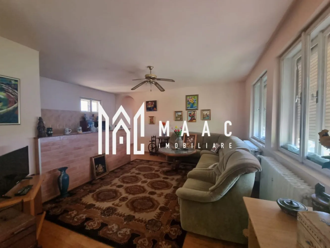 Casa 6 camere I 250MPU | 867MP Teren | Turnisor - MAAC Imobiliare vă propune spre vânzare o proprietate deosebită, situată în zona Turnișor, cu o suprafață utilă de 250 mp, amplasată pe un teren generos de 867 mp, cu deschidere la stradă de 15 metri liniari. Imobilul oferă multiple posibilități de utilizare, fiind potrivit atât pentru locuință familială extinsă, cât și pentru investiție sau activitate mixtă rezidențială și comercială.

Construcția este dispusă pe parter și etaj, beneficiind de spații suplimentare generoase care sporesc funcționalitatea proprietății.

Caracteristici principale:
-Suprafață utilă: 250 mp
-Teren: 867 mp
-Deschidere la stradă: 15 ml
-Terasă acoperită: 60 mp
-Pivniță: 40 mp
-2 garaje: 60 mp
-Hală: 180 mp
-Pod complet amenajat

Imobilul permite compartimentarea în două apartamente individuale, oferind flexibilitate pentru locuire multifamilială sau pentru generarea de venituri din închiriere. Curtea spațioasă și grădina generoasă asigură intimitate, confort și posibilități variate de amenajare.

Proprietatea este situată într-o zonă bine conectată, oferind acces facil către principalele puncte de interes din oraș, păstrând în același timp avantajul unui teren amplu și al unor anexe consistente.

Pentru detalii suplimentare și programarea unei vizionări, vă rugăm să ne contactați și să menționați CP2011928.
