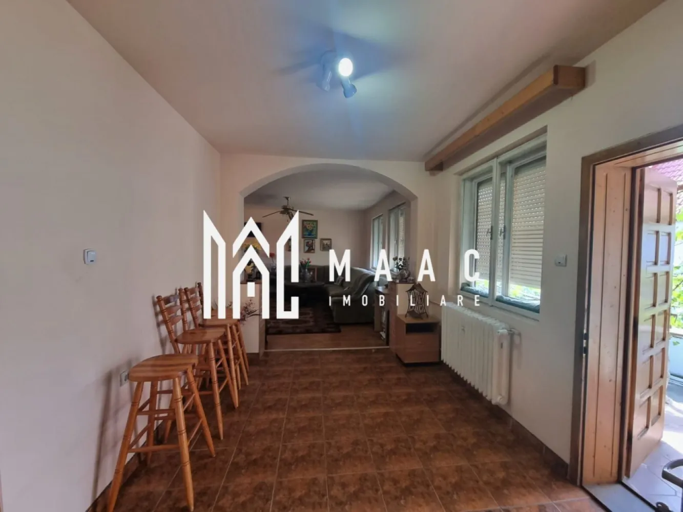 Casa 6 camere I 250MPU | 867MP Teren | Turnisor - MAAC Imobiliare vă propune spre vânzare o proprietate deosebită, situată în zona Turnișor, cu o suprafață utilă de 250 mp, amplasată pe un teren generos de 867 mp, cu deschidere la stradă de 15 metri liniari. Imobilul oferă multiple posibilități de utilizare, fiind potrivit atât pentru locuință familială extinsă, cât și pentru investiție sau activitate mixtă rezidențială și comercială.

Construcția este dispusă pe parter și etaj, beneficiind de spații suplimentare generoase care sporesc funcționalitatea proprietății.

Caracteristici principale:
-Suprafață utilă: 250 mp
-Teren: 867 mp
-Deschidere la stradă: 15 ml
-Terasă acoperită: 60 mp
-Pivniță: 40 mp
-2 garaje: 60 mp
-Hală: 180 mp
-Pod complet amenajat

Imobilul permite compartimentarea în două apartamente individuale, oferind flexibilitate pentru locuire multifamilială sau pentru generarea de venituri din închiriere. Curtea spațioasă și grădina generoasă asigură intimitate, confort și posibilități variate de amenajare.

Proprietatea este situată într-o zonă bine conectată, oferind acces facil către principalele puncte de interes din oraș, păstrând în același timp avantajul unui teren amplu și al unor anexe consistente.

Pentru detalii suplimentare și programarea unei vizionări, vă rugăm să ne contactați și să menționați CP2011928.
