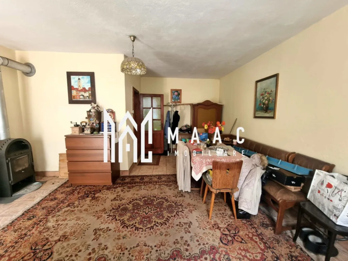 Casa 6 camere I 250MPU | 867MP Teren | Turnisor - MAAC Imobiliare vă propune spre vânzare o proprietate deosebită, situată în zona Turnișor, cu o suprafață utilă de 250 mp, amplasată pe un teren generos de 867 mp, cu deschidere la stradă de 15 metri liniari. Imobilul oferă multiple posibilități de utilizare, fiind potrivit atât pentru locuință familială extinsă, cât și pentru investiție sau activitate mixtă rezidențială și comercială.

Construcția este dispusă pe parter și etaj, beneficiind de spații suplimentare generoase care sporesc funcționalitatea proprietății.

Caracteristici principale:
-Suprafață utilă: 250 mp
-Teren: 867 mp
-Deschidere la stradă: 15 ml
-Terasă acoperită: 60 mp
-Pivniță: 40 mp
-2 garaje: 60 mp
-Hală: 180 mp
-Pod complet amenajat

Imobilul permite compartimentarea în două apartamente individuale, oferind flexibilitate pentru locuire multifamilială sau pentru generarea de venituri din închiriere. Curtea spațioasă și grădina generoasă asigură intimitate, confort și posibilități variate de amenajare.

Proprietatea este situată într-o zonă bine conectată, oferind acces facil către principalele puncte de interes din oraș, păstrând în același timp avantajul unui teren amplu și al unor anexe consistente.

Pentru detalii suplimentare și programarea unei vizionări, vă rugăm să ne contactați și să menționați CP2011928.