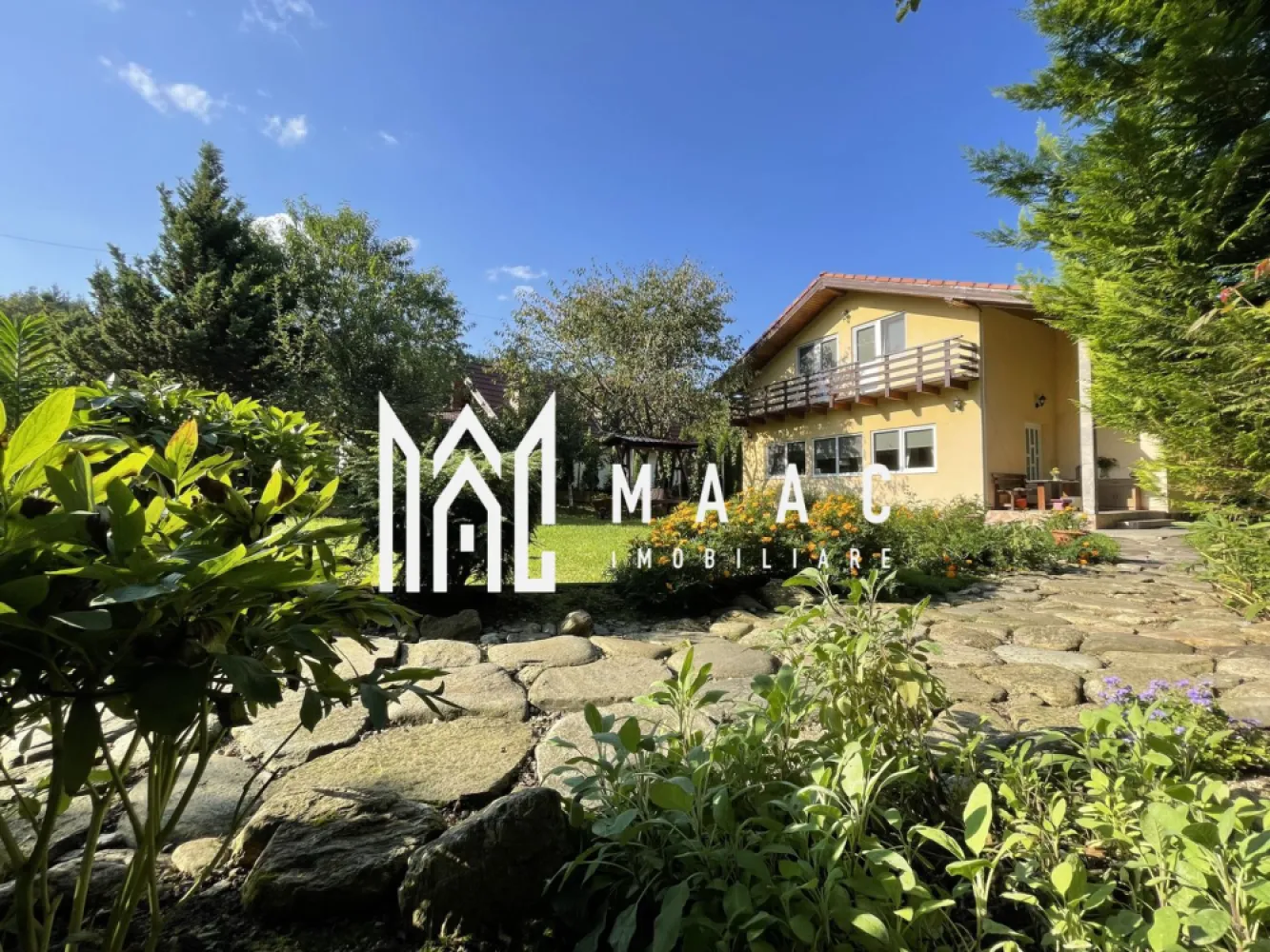 Casa individuala | Tocile | Teren 790 mp - MAAC Imobiliare vă propune spre vânzare o casă situată în localitatea Tocile, într-o locație idilică, aproape de pădure, în mijlocul naturii, beneficiind de confortul unui trai modern. Proprietatea oferă priveliști spectaculoase către lanțurile de munți și multiple posibilități de petrecere a timpului liber, precum plimbări, ciclism sau drumeții, într-un cadru natural autentic.

Casa este orientată către sud și este dispusă pe parter și etaj, având o compartimentare practică și echilibrată:

parter:
-zonă de living și bucătărie open space
-dormitor
-baie
-cămară
-cameră tehnică
-terasă

etaj:
-3 dormitoare
-baie cu cadă
-spațiu depozitare/dressing
-hol spațios
-balcon

Terenul aferent proprietății are o suprafață de 790 mp și este amenajat pentru un stil de viață relaxat, în armonie cu natura:
-filigorie hexagonală cu masă din lemn
-leagăn din lemn
-căsuță din lemn pentru depozitare de circa 18 mp
-polată acoperită pentru depozitare lemne
-arbuști și brazi decorativi, flori și plante aromatice, hortensii, pomi fructiferi: meri, caiși, păr, cireș
-fântână proprie care deservește casa cu apă menajeră pe toată durata anului, cu costuri zero
-gazon ușor de întreținut datorită pământului natural drenat
-fosă septică
-spațiu de parcare exterior

Imobilul este deservit de fântână proprie cu apă curată disponibilă permanent, fosă septică, centrală Atmos pe lemne și încălzire prin calorifere. Apa caldă este asigurată de un boiler economic de 300 l, cu dublă izolație, cu încălzire în trepte: vara electric, iar iarna prin intermediul centralei.

Utilități:
-electricitate din rețea
-apă din fântână pentru uz menajer și grădină
-încălzire prin radiatoare – centrală pe lemne
-fosă septică
-internet de mare viteză prin fibră optică și acoperire GSM
-proiect în curs de derulare pentru introducerea apei curente și gazului

Această casă din Tocile reprezintă alegerea potrivită pentru cei care își doresc o locuință în natură, cu teren generos de 790 mp, facilități complete și intimitate, într-un cadru verde, liniștit și bine conectat.

Pentru mai multe informații, vă rugăm să menționați numărul CP2009299 la telefon.