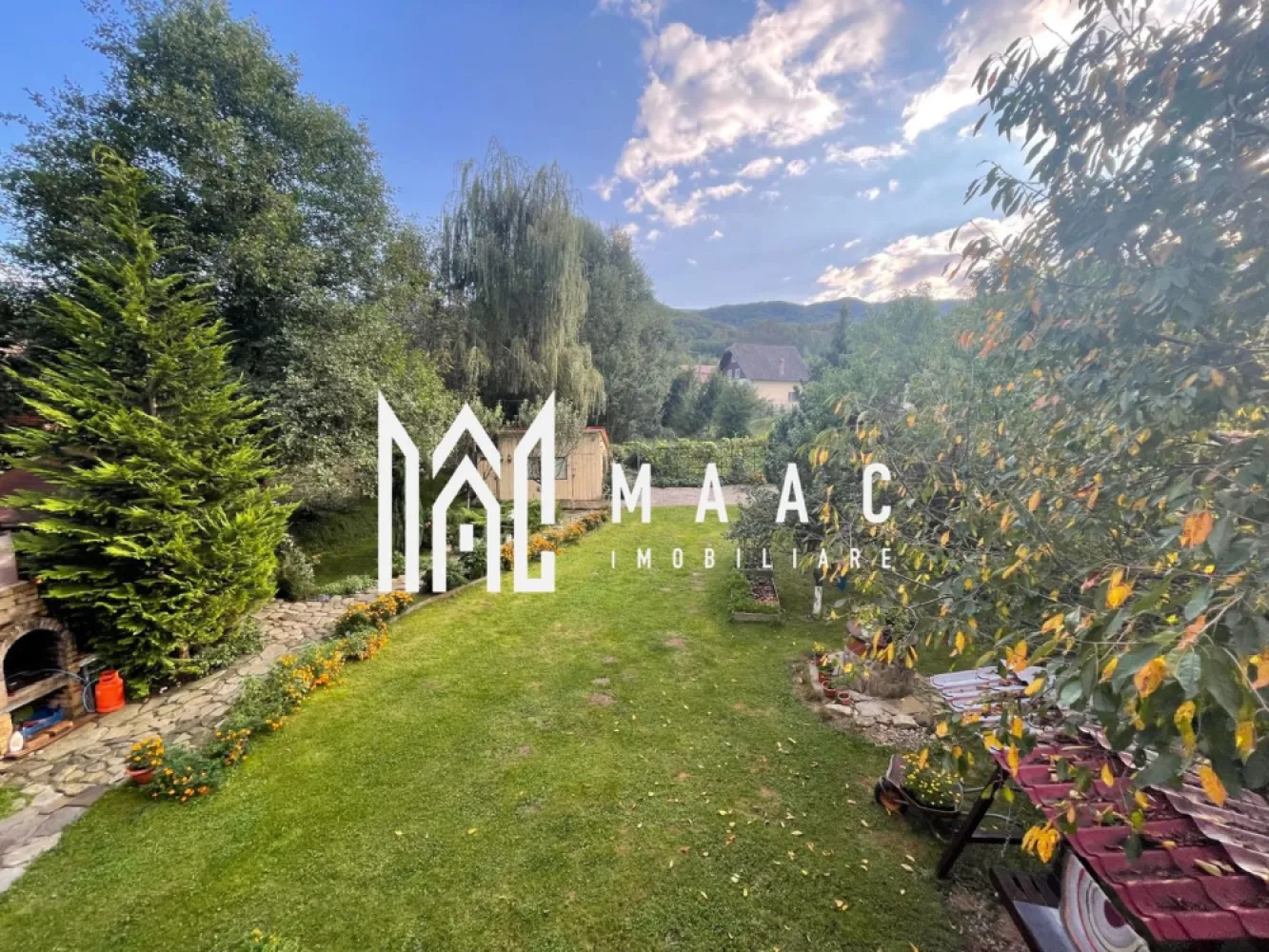 Casa individuala | Tocile | Teren 790 mp - MAAC Imobiliare vă propune spre vânzare o casă situată în localitatea Tocile, într-o locație idilică, aproape de pădure, în mijlocul naturii, beneficiind de confortul unui trai modern. Proprietatea oferă priveliști spectaculoase către lanțurile de munți și multiple posibilități de petrecere a timpului liber, precum plimbări, ciclism sau drumeții, într-un cadru natural autentic.

Casa este orientată către sud și este dispusă pe parter și etaj, având o compartimentare practică și echilibrată:

parter:
-zonă de living și bucătărie open space
-dormitor
-baie
-cămară
-cameră tehnică
-terasă

etaj:
-3 dormitoare
-baie cu cadă
-spațiu depozitare/dressing
-hol spațios
-balcon

Terenul aferent proprietății are o suprafață de 790 mp și este amenajat pentru un stil de viață relaxat, în armonie cu natura:
-filigorie hexagonală cu masă din lemn
-leagăn din lemn
-căsuță din lemn pentru depozitare de circa 18 mp
-polată acoperită pentru depozitare lemne
-arbuști și brazi decorativi, flori și plante aromatice, hortensii, pomi fructiferi: meri, caiși, păr, cireș
-fântână proprie care deservește casa cu apă menajeră pe toată durata anului, cu costuri zero
-gazon ușor de întreținut datorită pământului natural drenat
-fosă septică
-spațiu de parcare exterior

Imobilul este deservit de fântână proprie cu apă curată disponibilă permanent, fosă septică, centrală Atmos pe lemne și încălzire prin calorifere. Apa caldă este asigurată de un boiler economic de 300 l, cu dublă izolație, cu încălzire în trepte: vara electric, iar iarna prin intermediul centralei.

Utilități:
-electricitate din rețea
-apă din fântână pentru uz menajer și grădină
-încălzire prin radiatoare – centrală pe lemne
-fosă septică
-internet de mare viteză prin fibră optică și acoperire GSM
-proiect în curs de derulare pentru introducerea apei curente și gazului

Această casă din Tocile reprezintă alegerea potrivită pentru cei care își doresc o locuință în natură, cu teren generos de 790 mp, facilități complete și intimitate, într-un cadru verde, liniștit și bine conectat.

Pentru mai multe informații, vă rugăm să menționați numărul CP2009299 la telefon.
