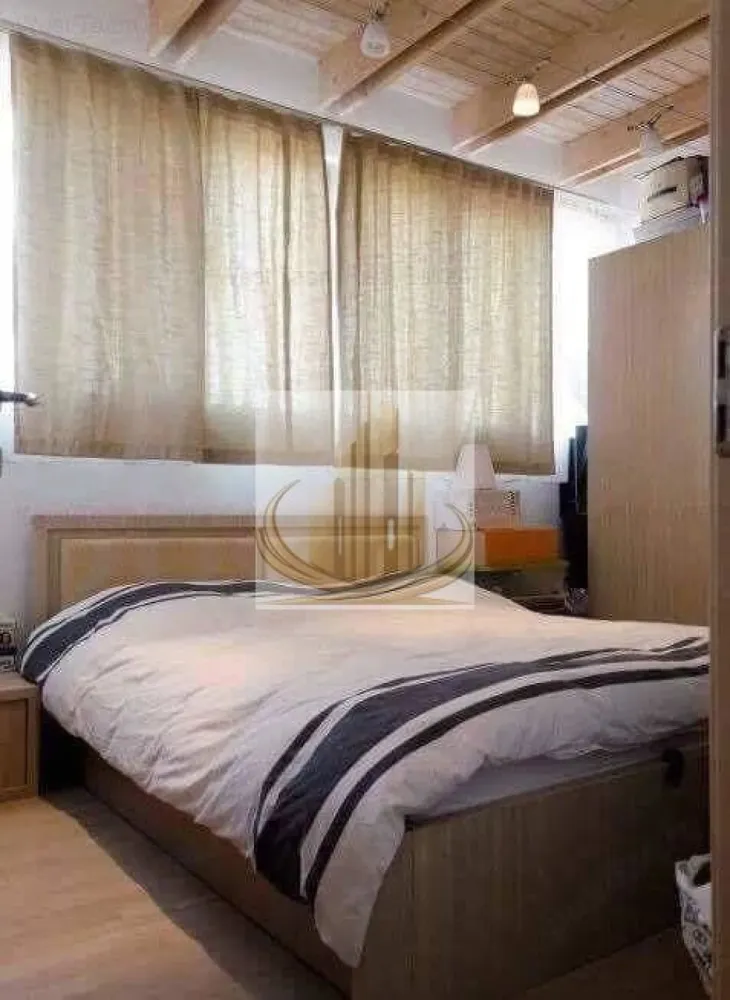 Ap 4 Camere | 136 mp | 2 Parcări Subterane incluse | Complex | Lift - Grand Mobilis Imobiliare vă propune spre vânzare un penthouse spațios și modern, situat pe Bulevardul Eroilor de la Tisa, în zona Complexului Studențesc – una dintre cele mai apreciate și bine conectate zone din Timișoara.

Această proprietate impresionează prin suprafața generoasă, compartimentarea eficientă și poziția excelentă, fiind ideală atât pentru o familie care își dorește confort și spațiu, cât și pentru investiție.

📐 Detalii proprietate:
Suprafață utilă: 136,28 mp
Etaj: 4/4, bloc cu acoperiș
Imobil dotat cu lift
Bloc construcție 2014
Apartamentul se vinde complet mobilat și utilat, gata de mutare
🏢 Compartimentare:
Living generos open-space cu bucătăria
2 dormitoare spațioase
unul dintre dormitoare beneficiază de baie proprie cu duș
2 băi
Cameră suplimentară – ideală pentru:
birou
dressing
cameră copil
spațiu depozitare
Hol de trecere
Spălătorie separată – foarte practică pentru depozitare
🏢 Dotări & beneficii:
2 centrale termice proprii (electrice) cu încălzire prin calorifere, exista si posibilitatea unei centrale termice pe gaz
2 boilere de apă
Sistem de aer condiționat
Finisaje bine întreținute
Vecini liniștiți și civilizați

👉 Proprietatea dispune de 2 locuri de parcare subterane, incluse în CF și în prețul afișat.
👉 Locurile de parcare pot fi transformate, în funcție de necesități, în spațiu de birou sau garsonieră.

📍 Locație – unul dintre cele mai mari avantaje:
Situat în zona Complexului Studențesc, cu acces rapid către centru
În imediata apropiere:
universități și licee
parcuri și spații verzi
magazine, restaurante și cafenele
săli de sport
mijloace de transport în comun
La doar câteva minute de:
Piața Traian
Piața Badea Cârțan
💼 Potrivit pentru:

✔️ Familii, datorită spațiului generos și compartimentării excelente
✔️ Investiție sigură, având în vedere poziția foarte bună și cererea ridicată din zonă
✔️ Persoane care își doresc un apartament premium, gata de mutare

💰 Preț: 259.900 € (ușor negociabil)
📄 Acte la zi
🔑 Se predă complet mobilat și utilat

📞 Pentru mai multe informații și programarea unei vizionări, echipa Grand Mobilis Imobiliare vă stă la dispoziție!
ID Intern: CP3080599