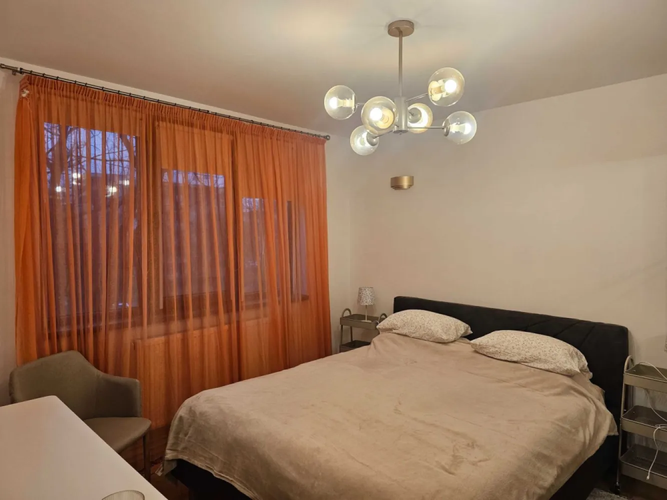 Vanzare - apartament 3 camere mobilat, etaj 2, Tiglina 1, 85.000 euro - MAG Invest vă propune spre vânzare un apartament modern cu 3 camere, situat la etajul 2, într-o zonă liniștită și plină de spații verzi, la doar câteva minute de faleză – locația ideală pentru relaxare, plimbări și un stil de viață confortabil.
Apartamentul se vinde complet mobilat și utilat, fiind pregătit pentru mutare imediată, fără investiții suplimentare.
 Dotări și beneficii:
• centrală termică proprie
• mașină de spălat rufe
• mașină de spălat vase
• mobilier și electrocasnice incluse
• compartimentare practică și camere luminoase
• zonă cu multă liniște și verdeață
• acces rapid către faleză și puncte de interes.
Locuința este ideală pentru persoane sau familii care își doresc confort, aer curat și un ambient relaxant, aproape de natură și de zonele de promenadă ale orașului.
Preț: 85.000 Euro
 Se percepe comisionul agenției.
Pentru detalii și programarea unei vizionări:
Ene Liliana – MAG Invest, 0746 252 252.