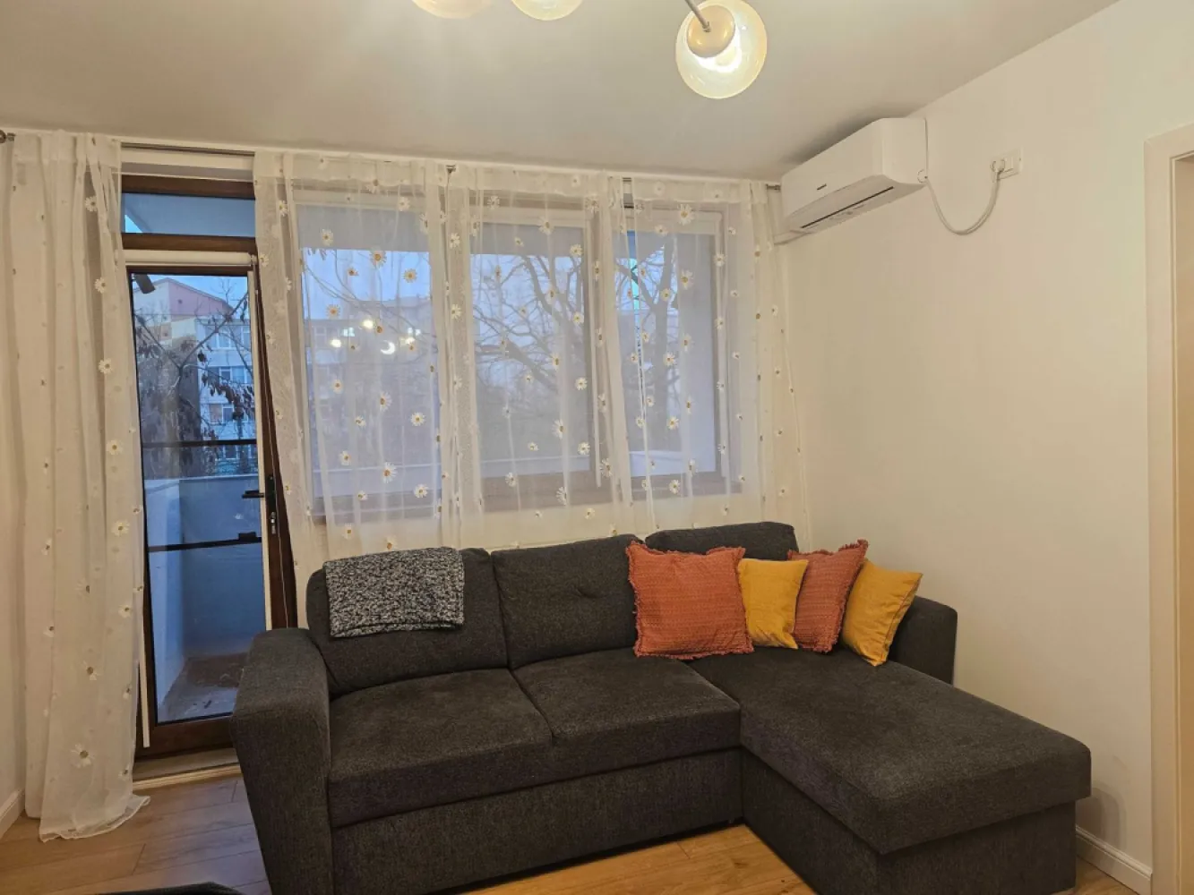 Vanzare - apartament 3 camere mobilat, etaj 2, Tiglina 1, 85.000 euro - MAG Invest vă propune spre vânzare un apartament modern cu 3 camere, situat la etajul 2, într-o zonă liniștită și plină de spații verzi, la doar câteva minute de faleză – locația ideală pentru relaxare, plimbări și un stil de viață confortabil.
Apartamentul se vinde complet mobilat și utilat, fiind pregătit pentru mutare imediată, fără investiții suplimentare.
 Dotări și beneficii:
• centrală termică proprie
• mașină de spălat rufe
• mașină de spălat vase
• mobilier și electrocasnice incluse
• compartimentare practică și camere luminoase
• zonă cu multă liniște și verdeață
• acces rapid către faleză și puncte de interes.
Locuința este ideală pentru persoane sau familii care își doresc confort, aer curat și un ambient relaxant, aproape de natură și de zonele de promenadă ale orașului.
Preț: 85.000 Euro
 Se percepe comisionul agenției.
Pentru detalii și programarea unei vizionări:
Ene Liliana – MAG Invest, 0746 252 252.