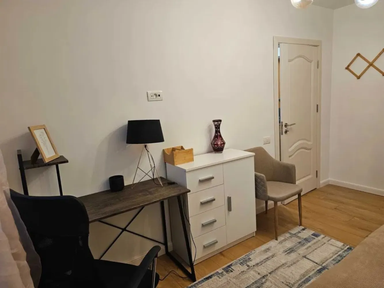Vanzare - apartament 3 camere mobilat, etaj 2, Tiglina 1, 85.000 euro - MAG Invest vă propune spre vânzare un apartament modern cu 3 camere, situat la etajul 2, într-o zonă liniștită și plină de spații verzi, la doar câteva minute de faleză – locația ideală pentru relaxare, plimbări și un stil de viață confortabil.
Apartamentul se vinde complet mobilat și utilat, fiind pregătit pentru mutare imediată, fără investiții suplimentare.
 Dotări și beneficii:
• centrală termică proprie
• mașină de spălat rufe
• mașină de spălat vase
• mobilier și electrocasnice incluse
• compartimentare practică și camere luminoase
• zonă cu multă liniște și verdeață
• acces rapid către faleză și puncte de interes.
Locuința este ideală pentru persoane sau familii care își doresc confort, aer curat și un ambient relaxant, aproape de natură și de zonele de promenadă ale orașului.
Preț: 85.000 Euro
 Se percepe comisionul agenției.
Pentru detalii și programarea unei vizionări:
Ene Liliana – MAG Invest, 0746 252 252.