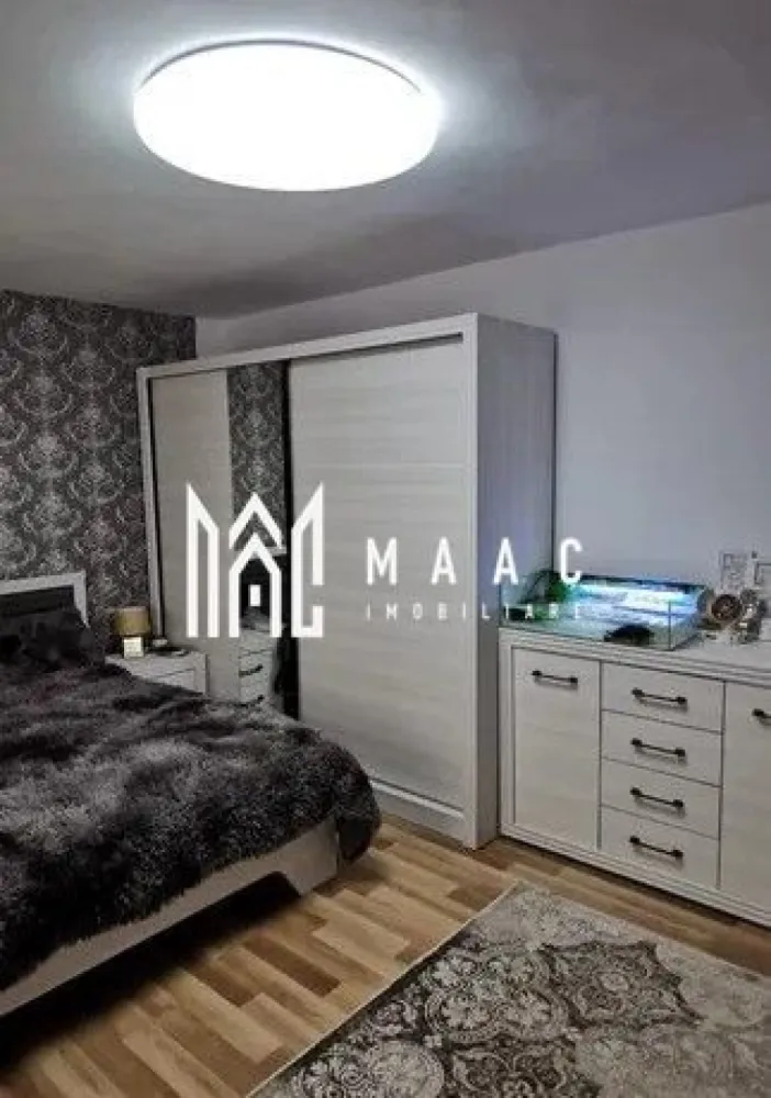 Apartament 3 camere | 2 Balcoane | Cisnadie - Se oferă spre vânzare un apartament cu 3 camere, decomandat, situat la etajul 2 din 4, într-un bloc izolat termic, localizat în Cisnădie, acces rapid către Sibiu.

3 camere 
2 balcoane (unul închis)
centrală termică proprie
geamuri termopan
loc de parcare în fața blocului

Zonă cu acces facil la: transport public, magazine, școli, farmacii etc.

Apartamentul se vinde complet mobilat și utilat

Totul este nou, cu garanții!

Pentru mai multe informații, specificați ca ați văzut anunțul cu ID: CP2509642.