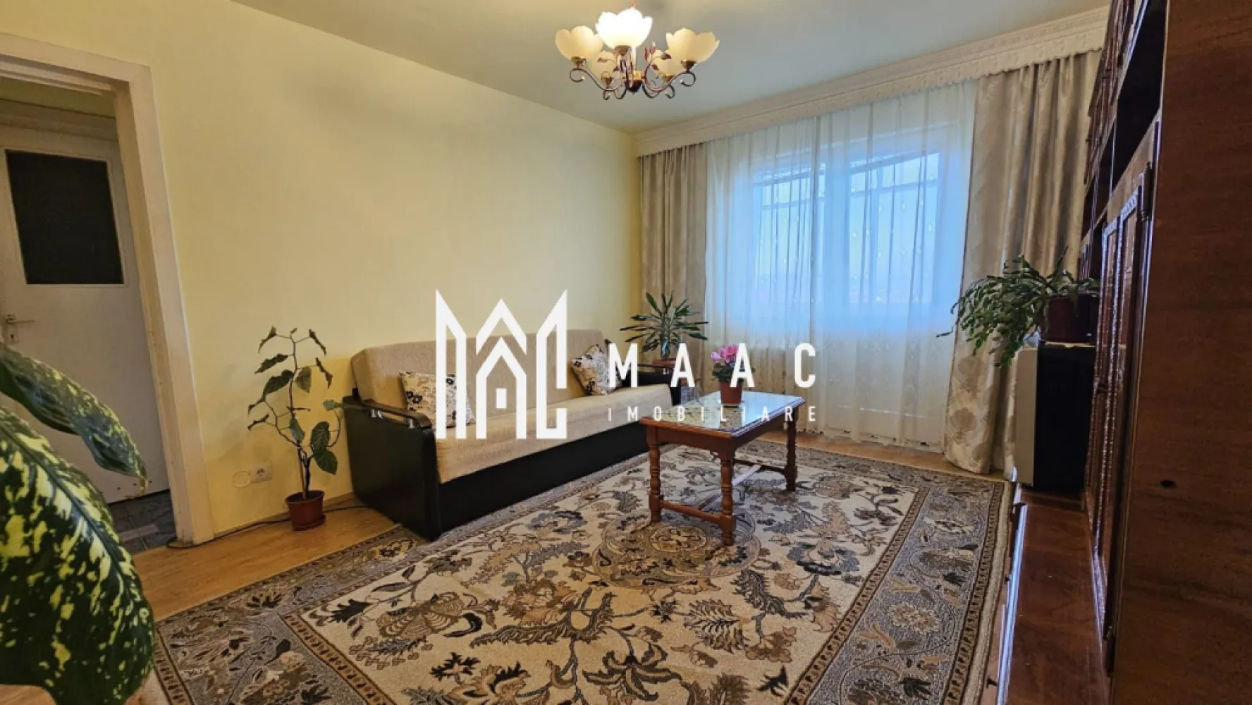 Apartament cu 2 camere | Balcon | Pivnita | zona Vasile Aaron - MAAC Imobiliare vă propune spre vânzare un apartament cu 2 camere semidecomandate situat în cartierul Vasile Aaron, o zonă apreciată pentru accesibilitate și conexiuni rapide către principalele puncte de interes ale orașului. Proprietatea reprezintă o opțiune potrivită atât pentru locuință personală, cât și pentru investiție, beneficiind de lumină naturală din plin și o priveliște deosebită.

Imobilul este compus din 2 camere spațioase, respectiv un dormitor confortabil și un living generos cu balcon închis, oferind un spațiu suplimentar utilizabil pe tot parcursul anului. Bucătăria este separată și dispune de cămară, asigurând spațiu eficient pentru depozitare. Apartamentul mai include hol, baie și pivniță spațioasă prevăzută cu rafturi, ideală pentru depozitare organizată.

Locuința este însorită și oferă o priveliște frumoasă spre Munții Făgăraș, aspect care adaugă valoare și un plus de confort vizual. Centrala termică este nouă, contribuind la eficiența energetică și la costuri optimizate de întreținere. Acoperișul este din țiglă, un detaliu important pentru durabilitate și protecție în timp.

Pentru mai multe detalii, vă rugăm să precizați telefonic că ați văzut anunțul cu ID: CP1980058.