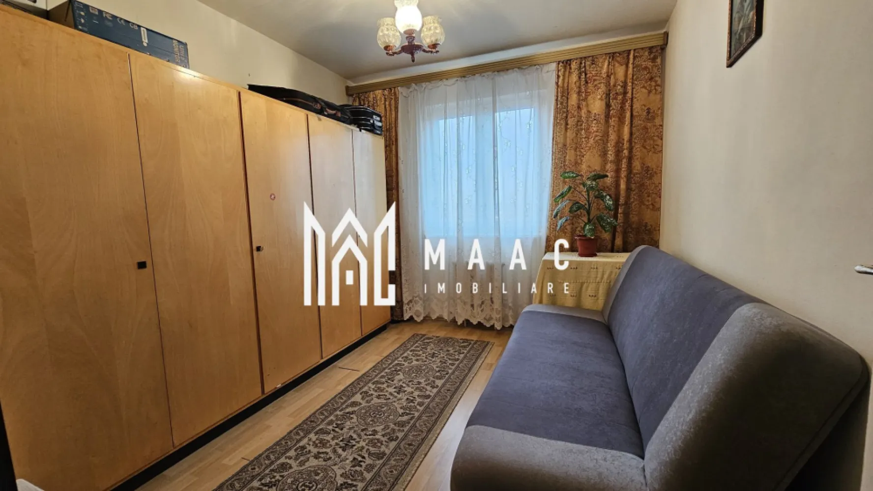 Apartament cu 2 camere | Balcon | Pivnita | zona Vasile Aaron - MAAC Imobiliare vă propune spre vânzare un apartament cu 2 camere semidecomandate situat în cartierul Vasile Aaron, o zonă apreciată pentru accesibilitate și conexiuni rapide către principalele puncte de interes ale orașului. Proprietatea reprezintă o opțiune potrivită atât pentru locuință personală, cât și pentru investiție, beneficiind de lumină naturală din plin și o priveliște deosebită.

Imobilul este compus din 2 camere spațioase, respectiv un dormitor confortabil și un living generos cu balcon închis, oferind un spațiu suplimentar utilizabil pe tot parcursul anului. Bucătăria este separată și dispune de cămară, asigurând spațiu eficient pentru depozitare. Apartamentul mai include hol, baie și pivniță spațioasă prevăzută cu rafturi, ideală pentru depozitare organizată.

Locuința este însorită și oferă o priveliște frumoasă spre Munții Făgăraș, aspect care adaugă valoare și un plus de confort vizual. Centrala termică este nouă, contribuind la eficiența energetică și la costuri optimizate de întreținere. Acoperișul este din țiglă, un detaliu important pentru durabilitate și protecție în timp.

Pentru mai multe detalii, vă rugăm să precizați telefonic că ați văzut anunțul cu ID: CP1980058.