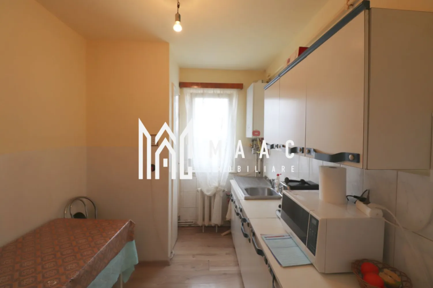 Apartament cu 2 camere | Balcon | Pivnita | zona Vasile Aaron - MAAC Imobiliare vă propune spre vânzare un apartament cu 2 camere semidecomandate situat în cartierul Vasile Aaron, o zonă apreciată pentru accesibilitate și conexiuni rapide către principalele puncte de interes ale orașului. Proprietatea reprezintă o opțiune potrivită atât pentru locuință personală, cât și pentru investiție, beneficiind de lumină naturală din plin și o priveliște deosebită.

Imobilul este compus din 2 camere spațioase, respectiv un dormitor confortabil și un living generos cu balcon închis, oferind un spațiu suplimentar utilizabil pe tot parcursul anului. Bucătăria este separată și dispune de cămară, asigurând spațiu eficient pentru depozitare. Apartamentul mai include hol, baie și pivniță spațioasă prevăzută cu rafturi, ideală pentru depozitare organizată.

Locuința este însorită și oferă o priveliște frumoasă spre Munții Făgăraș, aspect care adaugă valoare și un plus de confort vizual. Centrala termică este nouă, contribuind la eficiența energetică și la costuri optimizate de întreținere. Acoperișul este din țiglă, un detaliu important pentru durabilitate și protecție în timp.

Pentru mai multe detalii, vă rugăm să precizați telefonic că ați văzut anunțul cu ID: CP1980058.