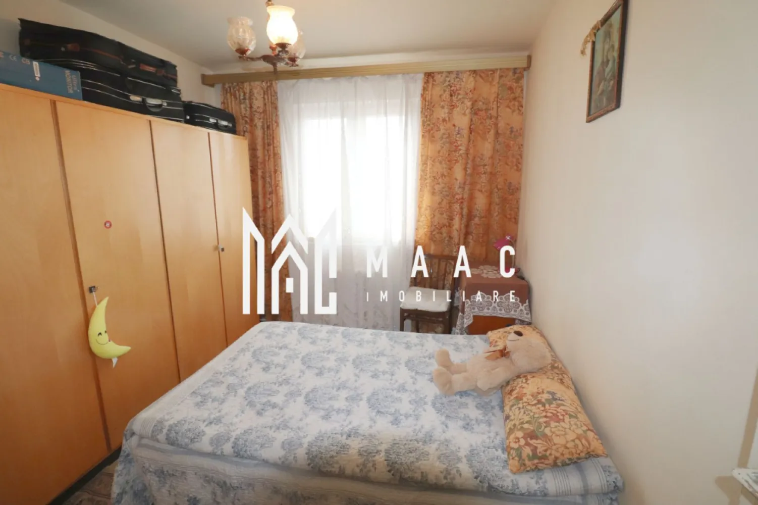 Apartament cu 2 camere | Balcon | Pivnita | zona Vasile Aaron - MAAC Imobiliare vă propune spre vânzare un apartament cu 2 camere semidecomandate situat în cartierul Vasile Aaron, o zonă apreciată pentru accesibilitate și conexiuni rapide către principalele puncte de interes ale orașului. Proprietatea reprezintă o opțiune potrivită atât pentru locuință personală, cât și pentru investiție, beneficiind de lumină naturală din plin și o priveliște deosebită.

Imobilul este compus din 2 camere spațioase, respectiv un dormitor confortabil și un living generos cu balcon închis, oferind un spațiu suplimentar utilizabil pe tot parcursul anului. Bucătăria este separată și dispune de cămară, asigurând spațiu eficient pentru depozitare. Apartamentul mai include hol, baie și pivniță spațioasă prevăzută cu rafturi, ideală pentru depozitare organizată.

Locuința este însorită și oferă o priveliște frumoasă spre Munții Făgăraș, aspect care adaugă valoare și un plus de confort vizual. Centrala termică este nouă, contribuind la eficiența energetică și la costuri optimizate de întreținere. Acoperișul este din țiglă, un detaliu important pentru durabilitate și protecție în timp.

Pentru mai multe detalii, vă rugăm să precizați telefonic că ați văzut anunțul cu ID: CP1980058.