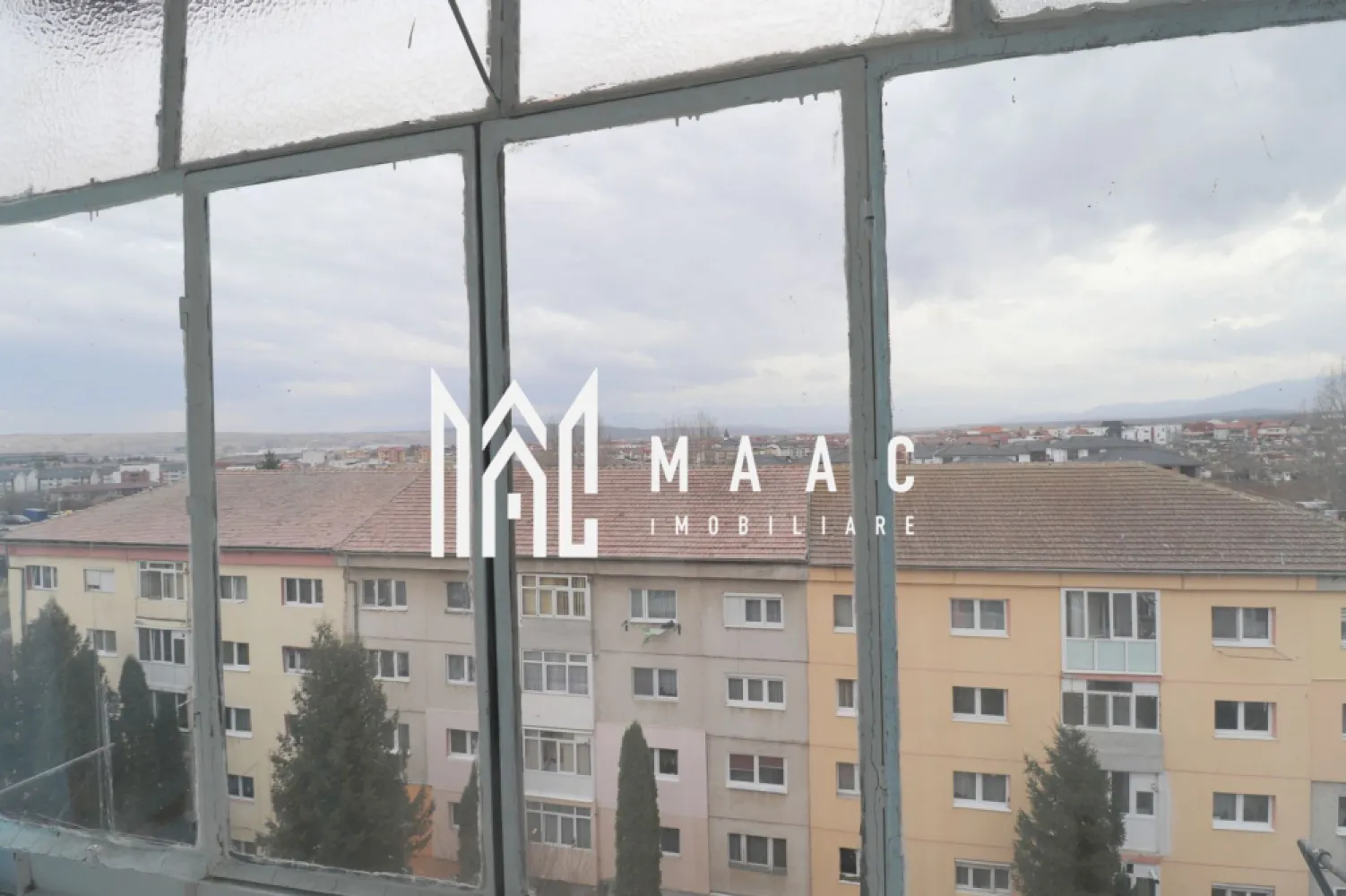 Apartament cu 2 camere | Balcon | Pivnita | zona Vasile Aaron - MAAC Imobiliare vă propune spre vânzare un apartament cu 2 camere semidecomandate situat în cartierul Vasile Aaron, o zonă apreciată pentru accesibilitate și conexiuni rapide către principalele puncte de interes ale orașului. Proprietatea reprezintă o opțiune potrivită atât pentru locuință personală, cât și pentru investiție, beneficiind de lumină naturală din plin și o priveliște deosebită.

Imobilul este compus din 2 camere spațioase, respectiv un dormitor confortabil și un living generos cu balcon închis, oferind un spațiu suplimentar utilizabil pe tot parcursul anului. Bucătăria este separată și dispune de cămară, asigurând spațiu eficient pentru depozitare. Apartamentul mai include hol, baie și pivniță spațioasă prevăzută cu rafturi, ideală pentru depozitare organizată.

Locuința este însorită și oferă o priveliște frumoasă spre Munții Făgăraș, aspect care adaugă valoare și un plus de confort vizual. Centrala termică este nouă, contribuind la eficiența energetică și la costuri optimizate de întreținere. Acoperișul este din țiglă, un detaliu important pentru durabilitate și protecție în timp.

Pentru mai multe detalii, vă rugăm să precizați telefonic că ați văzut anunțul cu ID: CP1980058.