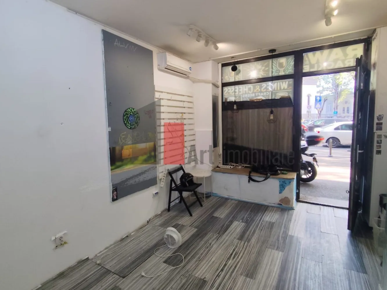 Spatiu comercial de inchiriat in zona Rosetti/Biserica Armeneasca - De închiriat – Spațiu comercial ultracentral, vizibilitate excelentă – Bd. Carol

Oferim spre închiriere un spațiu comercial ultracentral, poziționat strategic pe Bulevardul Carol, la intersecție, într-o zonă cu trafic pietonal intens și expunere maximă. Vitrina generoasă de aproximativ 5 metri liniari este orientată direct către bulevard, oferind vizibilitate excelentă pentru orice tip de afacere.

Spațiul are o suprafață utilă de 22 mp și este compartimentat eficient în două încăperi:

Cameră de vânzare – ideală pentru activitate comercială directă

Cameră pentru depozitare – perfectă pentru stocuri sau organizare logistică

În plus, spațiul dispune de grup sanitar propriu și toate utilitățile necesare desfășurării activităților comerciale sau HoReCa.

Detalii tehnice și avantaje:

Suprafață utilă: 22 mp

Deschidere vitrină: ~5 ml, direct la bulevard

Compartimentare: 2 camere (vânzare + depozitare)

Grup sanitar propriu

Curent trifazic

Apă curentă și canalizare

Localizare premium:

Poziționat la intersecție, cu expunere excelentă

La doar 10 metri de spațiu se află două stații de transport public (autobuz și tramvai)

Acces facil pentru clienți și vizibilitate crescută datorită fluxului constant de pietoni și trafic auto

Alte beneficii:

Pretabil pentru toate domeniile, inclusiv HoReCa

Posibilitate montare burlan și tubulatură

Ideal pentru magazin, cafenea, bistro, servicii sau birou

Condiții de închiriere:

1 lună chirie + 1 lună garanție

Se percepe comision

Spațiul reprezintă o oportunitate excelentă pentru dezvoltarea unei afaceri într-o zonă ultracentrală, cu vizibilitate ridicată și acces rapid la transport public.

Pentru vizionări sau informații suplimentare, vă stăm la dispoziție.

Răspund și pe WhatsApp.