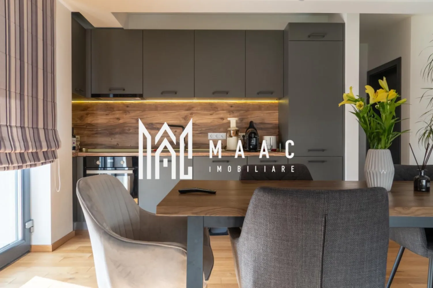 Casa I 7 camere I Teren 408 mp I Selimbar - Va propunem o casa individuala cu 7 camere amplasata pe un teren in suprafata de 408mp in zona Selimbar.

Locuinta pe 3 niveluri cuprinde:

 parter: hol intrare,living spatios, bucatarie cu zona de dining, 2 bai cu geam, camera tehnica si spatiu de depozitare.
 etaj 1: hol acces, 4 dormitoare, 2 bai cu geam de aerisire
 etaj 2: hol acces, living generos cu iesire in terasa, bucatarie si grup sanitar de serviciu.

Terasa generoasa in suprafata de 40mp ofera o vedere panoramica spre munti.

Finisajele de calitate si dotarile moderne aduc nota de confort si eleganta dorite de orice cumparator.

Terenul inconjurator este impartit intre o zona verde si o zona pavata.

Spatiul se preteaza atat pentru rezidenta cat si pentru utilizarea ca spatiu de birouri, activitati educationale, cabinete, etc

Zona si amplasarea proprietatii garanteaza intimitate, si liniste.

Se preda partial mobilata si utilata.

Pentru mai multe detalii precizati telefonic ca ati vazut anuntul cu ID: CP1966416
