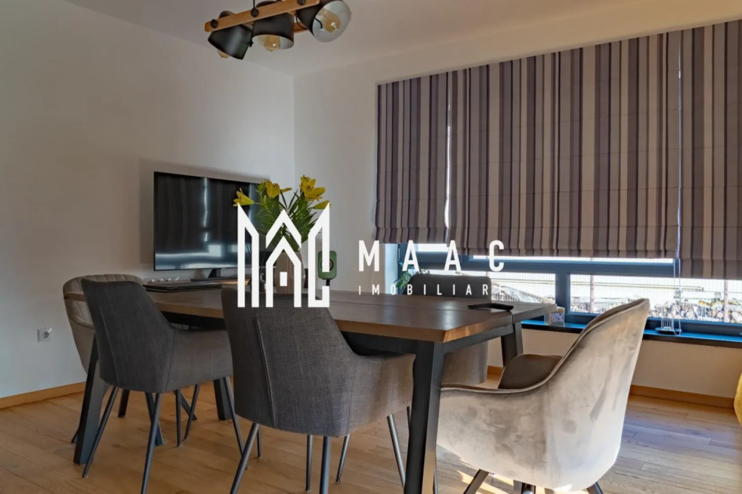 Casa I 7 camere I Teren 408 mp I Selimbar - Va propunem o casa individuala cu 7 camere amplasata pe un teren in suprafata de 408mp in zona Selimbar.

Locuinta pe 3 niveluri cuprinde:

 parter: hol intrare,living spatios, bucatarie cu zona de dining, 2 bai cu geam, camera tehnica si spatiu de depozitare.
 etaj 1: hol acces, 4 dormitoare, 2 bai cu geam de aerisire
 etaj 2: hol acces, living generos cu iesire in terasa, bucatarie si grup sanitar de serviciu.

Terasa generoasa in suprafata de 40mp ofera o vedere panoramica spre munti.

Finisajele de calitate si dotarile moderne aduc nota de confort si eleganta dorite de orice cumparator.

Terenul inconjurator este impartit intre o zona verde si o zona pavata.

Spatiul se preteaza atat pentru rezidenta cat si pentru utilizarea ca spatiu de birouri, activitati educationale, cabinete, etc

Zona si amplasarea proprietatii garanteaza intimitate, si liniste.

Se preda partial mobilata si utilata.

Pentru mai multe detalii precizati telefonic ca ati vazut anuntul cu ID: CP1966416