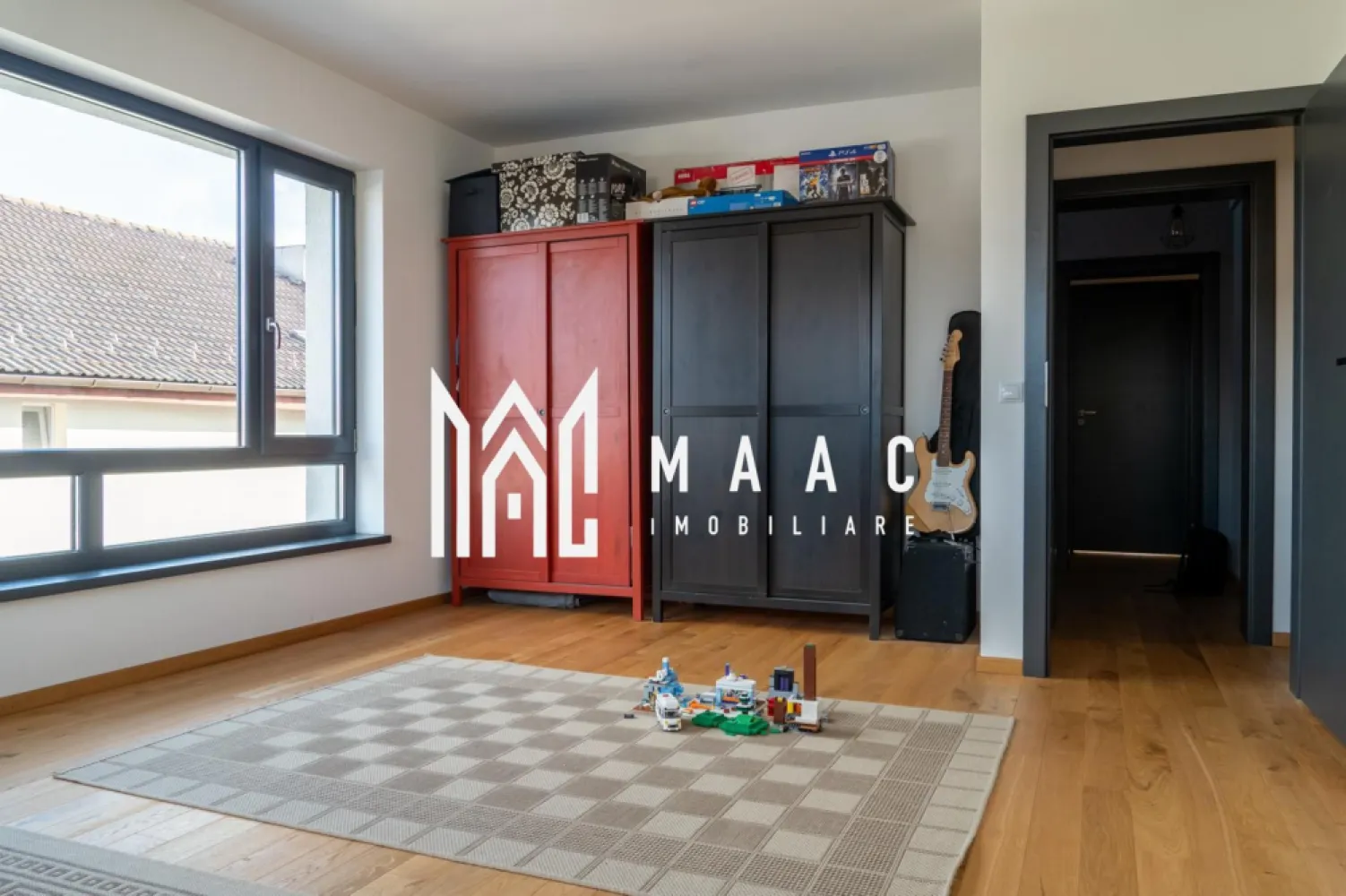 Casa I 7 camere I Teren 408 mp I Selimbar - Va propunem o casa individuala cu 7 camere amplasata pe un teren in suprafata de 408mp in zona Selimbar.

Locuinta pe 3 niveluri cuprinde:

 parter: hol intrare,living spatios, bucatarie cu zona de dining, 2 bai cu geam, camera tehnica si spatiu de depozitare.
 etaj 1: hol acces, 4 dormitoare, 2 bai cu geam de aerisire
 etaj 2: hol acces, living generos cu iesire in terasa, bucatarie si grup sanitar de serviciu.

Terasa generoasa in suprafata de 40mp ofera o vedere panoramica spre munti.

Finisajele de calitate si dotarile moderne aduc nota de confort si eleganta dorite de orice cumparator.

Terenul inconjurator este impartit intre o zona verde si o zona pavata.

Spatiul se preteaza atat pentru rezidenta cat si pentru utilizarea ca spatiu de birouri, activitati educationale, cabinete, etc

Zona si amplasarea proprietatii garanteaza intimitate, si liniste.

Se preda partial mobilata si utilata.

Pentru mai multe detalii precizati telefonic ca ati vazut anuntul cu ID: CP1966416