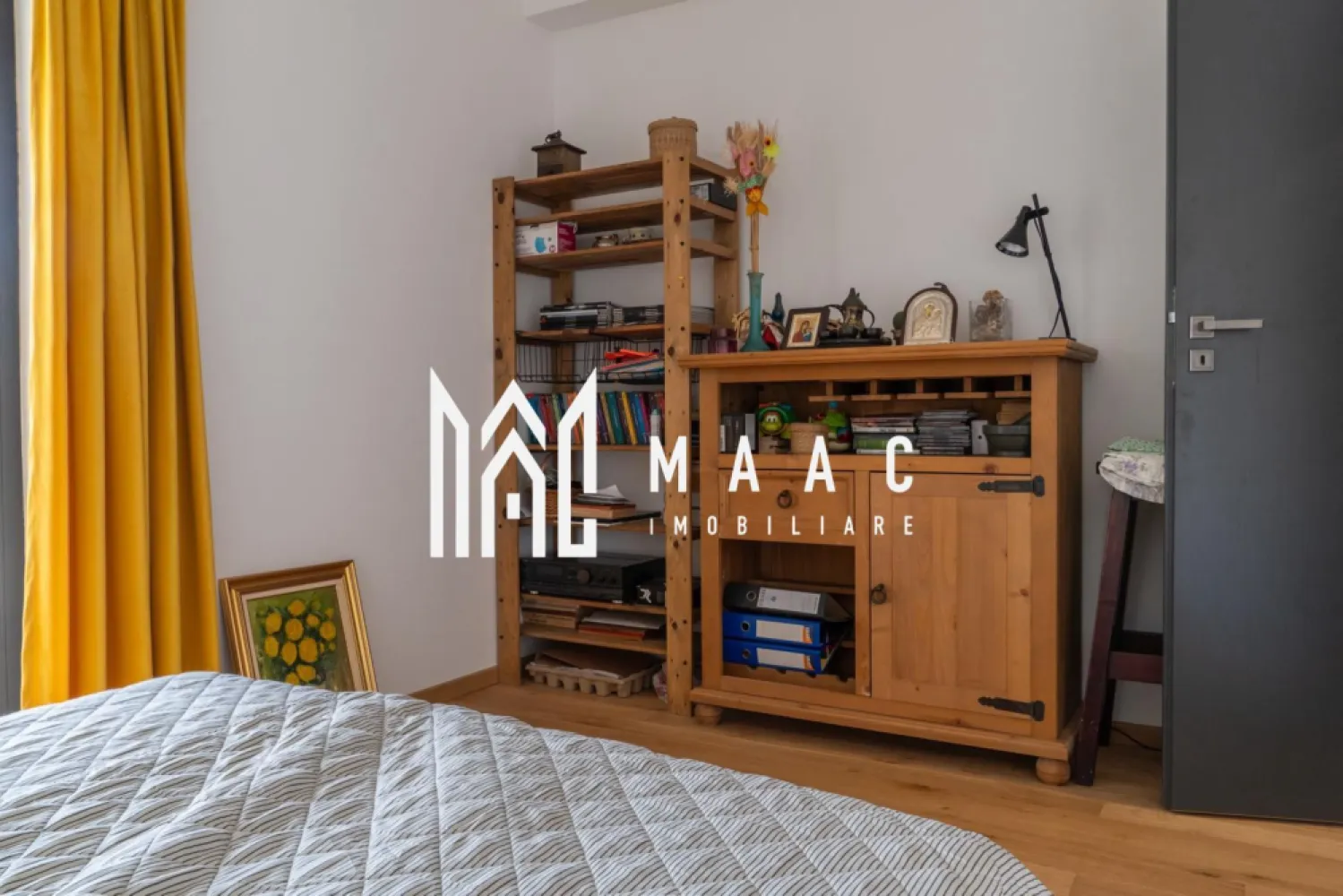 Casa I 7 camere I Teren 408 mp I Selimbar - Va propunem o casa individuala cu 7 camere amplasata pe un teren in suprafata de 408mp in zona Selimbar.

Locuinta pe 3 niveluri cuprinde:

 parter: hol intrare,living spatios, bucatarie cu zona de dining, 2 bai cu geam, camera tehnica si spatiu de depozitare.
 etaj 1: hol acces, 4 dormitoare, 2 bai cu geam de aerisire
 etaj 2: hol acces, living generos cu iesire in terasa, bucatarie si grup sanitar de serviciu.

Terasa generoasa in suprafata de 40mp ofera o vedere panoramica spre munti.

Finisajele de calitate si dotarile moderne aduc nota de confort si eleganta dorite de orice cumparator.

Terenul inconjurator este impartit intre o zona verde si o zona pavata.

Spatiul se preteaza atat pentru rezidenta cat si pentru utilizarea ca spatiu de birouri, activitati educationale, cabinete, etc

Zona si amplasarea proprietatii garanteaza intimitate, si liniste.

Se preda partial mobilata si utilata.

Pentru mai multe detalii precizati telefonic ca ati vazut anuntul cu ID: CP1966416