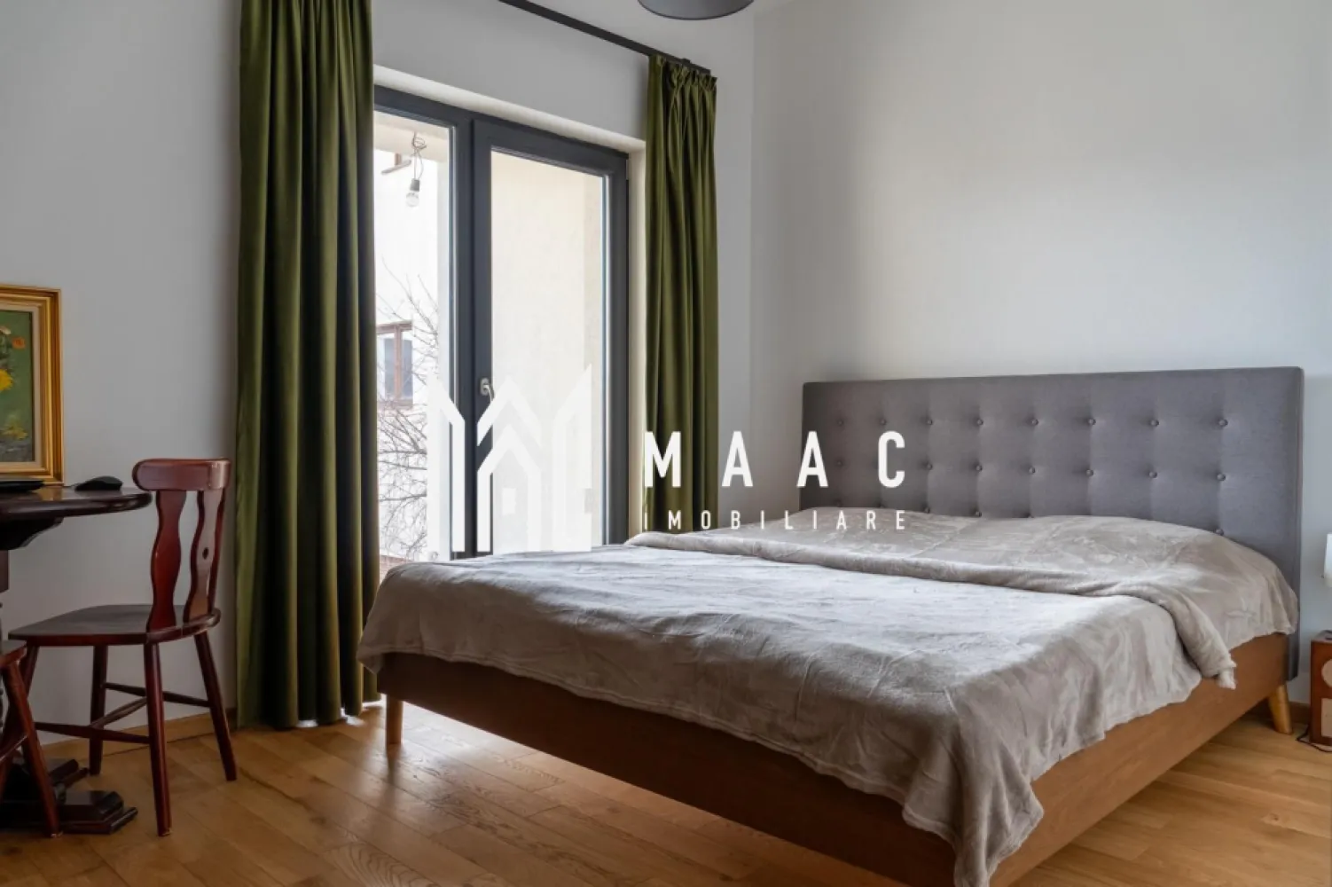 Casa I 7 camere I Teren 408 mp I Selimbar - Va propunem o casa individuala cu 7 camere amplasata pe un teren in suprafata de 408mp in zona Selimbar.

Locuinta pe 3 niveluri cuprinde:

 parter: hol intrare,living spatios, bucatarie cu zona de dining, 2 bai cu geam, camera tehnica si spatiu de depozitare.
 etaj 1: hol acces, 4 dormitoare, 2 bai cu geam de aerisire
 etaj 2: hol acces, living generos cu iesire in terasa, bucatarie si grup sanitar de serviciu.

Terasa generoasa in suprafata de 40mp ofera o vedere panoramica spre munti.

Finisajele de calitate si dotarile moderne aduc nota de confort si eleganta dorite de orice cumparator.

Terenul inconjurator este impartit intre o zona verde si o zona pavata.

Spatiul se preteaza atat pentru rezidenta cat si pentru utilizarea ca spatiu de birouri, activitati educationale, cabinete, etc

Zona si amplasarea proprietatii garanteaza intimitate, si liniste.

Se preda partial mobilata si utilata.

Pentru mai multe detalii precizati telefonic ca ati vazut anuntul cu ID: CP1966416