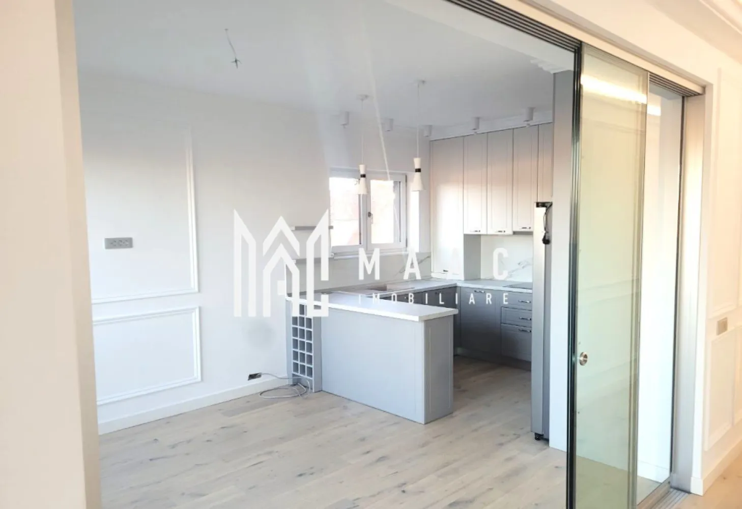 Penthouse de lux I 4 camere I Zona Sub Arini - MAAC Imobiliare vă propune spre vânzare un penthouse de lux, situat într-un complex rezidențial modern, conceput pentru un stil de viață exclusivist, cu suprafețe generoase și facilități premium. Proprietatea se remarcă prin spațiul amplu, luminozitatea naturală și terasa impresionantă, oferind confort la standarde înalte.

Apartamentul tip penthouse are o suprafață de 135 mp și este compartimentat eficient pentru a asigura funcționalitate și intimitate:
-3 dormitoare
-2 băi
-bucătărie open-space
-living cu ieșire pe terasă

Zona de zi este gândită ca un spațiu deschis și generos, beneficiind de lumină naturală abundentă, ideal pentru amenajarea unui cămin modern și elegant. Compartimentarea inteligentă permite delimitarea clară a zonei de relaxare de cea de noapte, menținând în același timp un ambient aerisit și primitor.

Terasa amplă de 150 mp reprezintă un element distinctiv al proprietății, oferind posibilitatea amenajării unei grădini urbane sau a unui spațiu de relaxare privat. Poziționarea la etaj superior asigură o priveliște deosebită și un plus de intimitate.

Proprietatea dispune de:
-boxă
-loc de parcare subteran
-lift cu acces direct din apartament până la subsol

În cadrul complexului există hotel cu centru SPA, completând astfel experiența rezidențială prin facilități dedicate relaxării și confortului.

Pentru mai multe detalii, vă rugăm să menționați numărul CP1966325 la telefon.