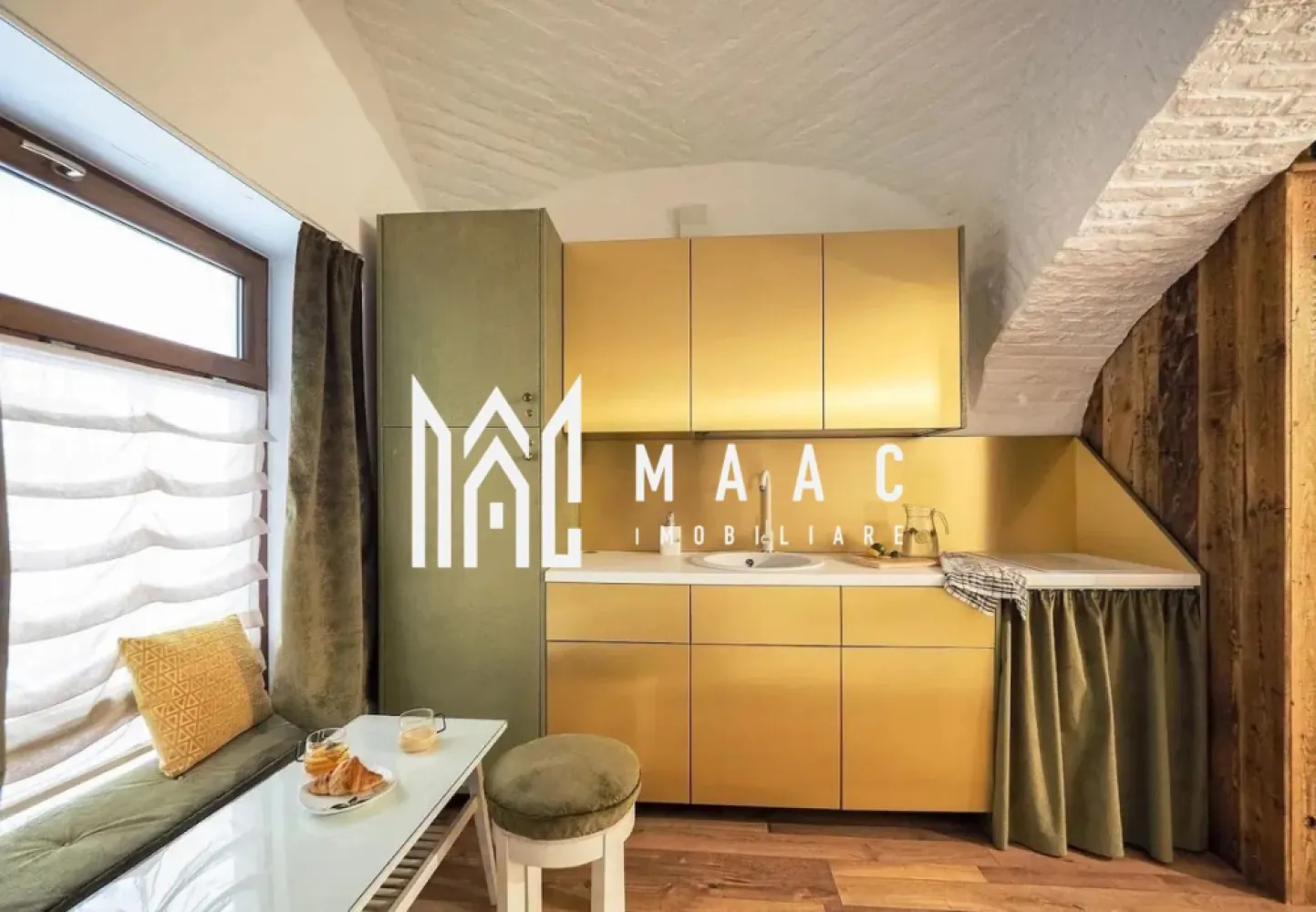 Regim hotelier | 2 apartemente I 3 camere I Ultracentral - MAAC Imobiliare vă propune spre vânzare două apartamente situate în centrul Sibiului, pe pietonala Nicolae Bălcescu, amplasate la parterul unui imobil cu 4 etaje. Proprietățile funcționează în prezent în regim hotelier, fiind o oportunitate atractivă pentru investiție datorită poziționării într-una dintre cele mai frecventate zone ale orașului.

Apartamentele sunt amplasate în imediata apropiere a principalelor obiective turistice, culturale și comerciale din centrul istoric, ceea ce le oferă un potențial ridicat pentru activități turistice sau pentru închiriere pe termen lung.

Primul apartament are o suprafață de 33,5 mp și este dispus pe două niveluri:
-parter: dormitor, baie de serviciu, bucătărie
-subsol: a doua încăpere și baie complet utilată

Al doilea apartament este situat vis-a-vis de primul și are o suprafață de aproximativ 18 mp utili. Deși are dimensiuni mai reduse, este echipat cu toate facilitățile necesare pentru locuire sau închiriere, iar baia beneficiază de încălzire în pardoseală.
Ambele apartamente au intrari separate.

Proprietatea dispune de curte interioară privată, iar apartamentele se vând doar împreună, complet mobilate și utilate, fiind pregătite pentru continuarea activității în regim hotelier sau pentru alte tipuri de exploatare imobiliară.

Amplasarea centrală, compartimentarea și dotările existente recomandă această proprietate ca investiție pentru regim hotelier, închiriere pe termen lung sau alte activități similare.

Pentru mai multe detalii, vă rugăm să menționați telefonic că ați văzut anunțul cu CP1959288.