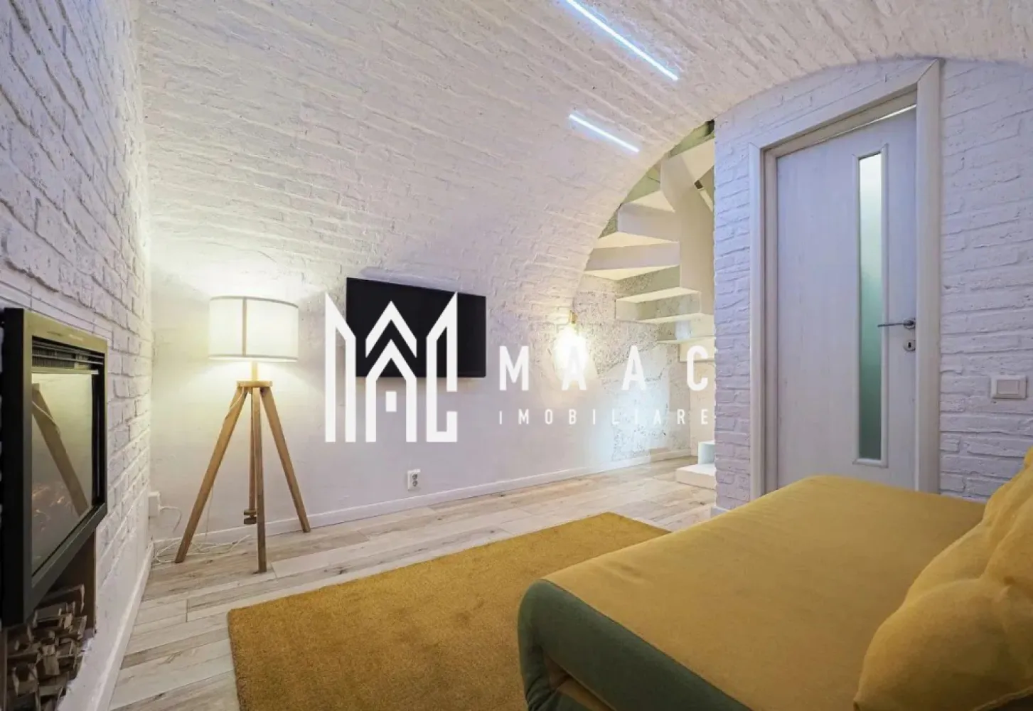 Regim hotelier | 2 apartemente I 3 camere I Ultracentral - MAAC Imobiliare vă propune spre vânzare două apartamente situate în centrul Sibiului, pe pietonala Nicolae Bălcescu, amplasate la parterul unui imobil cu 4 etaje. Proprietățile funcționează în prezent în regim hotelier, fiind o oportunitate atractivă pentru investiție datorită poziționării într-una dintre cele mai frecventate zone ale orașului.

Apartamentele sunt amplasate în imediata apropiere a principalelor obiective turistice, culturale și comerciale din centrul istoric, ceea ce le oferă un potențial ridicat pentru activități turistice sau pentru închiriere pe termen lung.

Primul apartament are o suprafață de 33,5 mp și este dispus pe două niveluri:
-parter: dormitor, baie de serviciu, bucătărie
-subsol: a doua încăpere și baie complet utilată

Al doilea apartament este situat vis-a-vis de primul și are o suprafață de aproximativ 18 mp utili. Deși are dimensiuni mai reduse, este echipat cu toate facilitățile necesare pentru locuire sau închiriere, iar baia beneficiază de încălzire în pardoseală.
Ambele apartamente au intrari separate.

Proprietatea dispune de curte interioară privată, iar apartamentele se vând doar împreună, complet mobilate și utilate, fiind pregătite pentru continuarea activității în regim hotelier sau pentru alte tipuri de exploatare imobiliară.

Amplasarea centrală, compartimentarea și dotările existente recomandă această proprietate ca investiție pentru regim hotelier, închiriere pe termen lung sau alte activități similare.

Pentru mai multe detalii, vă rugăm să menționați telefonic că ați văzut anunțul cu CP1959288.