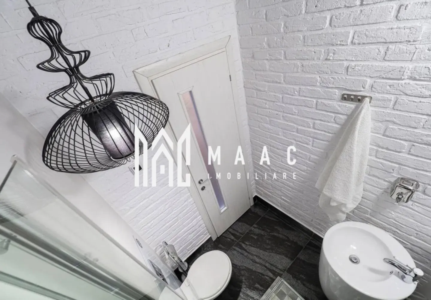 Regim hotelier | 2 apartemente I 3 camere I Ultracentral - MAAC Imobiliare vă propune spre vânzare două apartamente situate în centrul Sibiului, pe pietonala Nicolae Bălcescu, amplasate la parterul unui imobil cu 4 etaje. Proprietățile funcționează în prezent în regim hotelier, fiind o oportunitate atractivă pentru investiție datorită poziționării într-una dintre cele mai frecventate zone ale orașului.

Apartamentele sunt amplasate în imediata apropiere a principalelor obiective turistice, culturale și comerciale din centrul istoric, ceea ce le oferă un potențial ridicat pentru activități turistice sau pentru închiriere pe termen lung.

Primul apartament are o suprafață de 33,5 mp și este dispus pe două niveluri:
-parter: dormitor, baie de serviciu, bucătărie
-subsol: a doua încăpere și baie complet utilată

Al doilea apartament este situat vis-a-vis de primul și are o suprafață de aproximativ 18 mp utili. Deși are dimensiuni mai reduse, este echipat cu toate facilitățile necesare pentru locuire sau închiriere, iar baia beneficiază de încălzire în pardoseală.
Ambele apartamente au intrari separate.

Proprietatea dispune de curte interioară privată, iar apartamentele se vând doar împreună, complet mobilate și utilate, fiind pregătite pentru continuarea activității în regim hotelier sau pentru alte tipuri de exploatare imobiliară.

Amplasarea centrală, compartimentarea și dotările existente recomandă această proprietate ca investiție pentru regim hotelier, închiriere pe termen lung sau alte activități similare.

Pentru mai multe detalii, vă rugăm să menționați telefonic că ați văzut anunțul cu CP1959288.