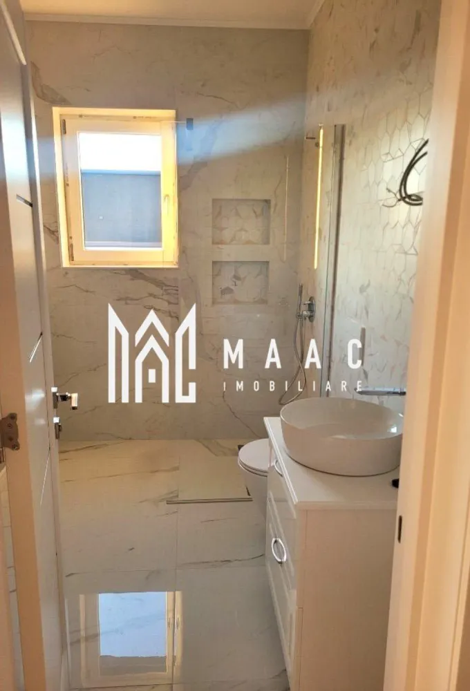 Penthouse de lux I 4 camere I Zona Sub Arini - MAAC Imobiliare vă propune spre vânzare un penthouse de lux, situat într-un complex rezidențial modern, conceput pentru un stil de viață exclusivist, cu suprafețe generoase și facilități premium. Proprietatea se remarcă prin spațiul amplu, luminozitatea naturală și terasa impresionantă, oferind confort la standarde înalte.

Apartamentul tip penthouse are o suprafață de 135 mp și este compartimentat eficient pentru a asigura funcționalitate și intimitate:
-3 dormitoare
-2 băi
-bucătărie open-space
-living cu ieșire pe terasă

Zona de zi este gândită ca un spațiu deschis și generos, beneficiind de lumină naturală abundentă, ideal pentru amenajarea unui cămin modern și elegant. Compartimentarea inteligentă permite delimitarea clară a zonei de relaxare de cea de noapte, menținând în același timp un ambient aerisit și primitor.

Terasa amplă de 150 mp reprezintă un element distinctiv al proprietății, oferind posibilitatea amenajării unei grădini urbane sau a unui spațiu de relaxare privat. Poziționarea la etaj superior asigură o priveliște deosebită și un plus de intimitate.

Proprietatea dispune de:
-boxă
-loc de parcare subteran
-lift cu acces direct din apartament până la subsol

În cadrul complexului există hotel cu centru SPA, completând astfel experiența rezidențială prin facilități dedicate relaxării și confortului.

Pentru mai multe detalii, vă rugăm să menționați numărul CP1966325 la telefon.