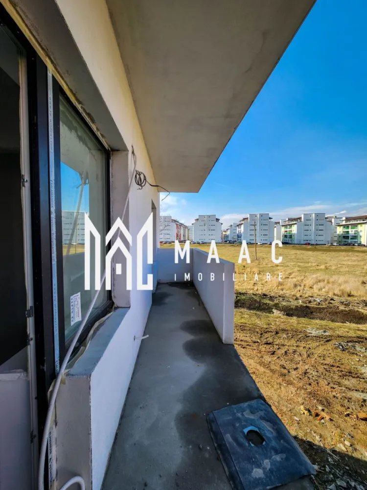Comision 0% | Apartament 2 camere | Gradina | Predare 2026 - Vanzare DIRECT de la DEZVOLTATOR | 0% COMISION

Apartamentul se preda finisat LA CHEIE!

Descoperiți un nou ansamblu rezidențial amplasat pe strada Doamna Stanca, ce se întinde pe un teren generos de 17.000 mp. Cu un design contemporan, ansamblul este compus din 8 blocuri moderne, oferind în total 236 de apartamente, variind de la două la trei camere, cu suprafețe cuprinse între 55 și 78 mp. Fiecare apartament se remarcă prin compartimentări eficiente și inteligente, prezentând o diversitate de 8 modele distincte.

La proiectarea ansamblului s-a urmărit crearea unui mediu prielnic, înconjurat de spații verzi generoase. Astfel, din întreaga suprafață de 1,7 ha a terenului, 3.400 mp sunt dedicate spațiilor verzi, 340 mp reprezentând zone de joacă amenajate, iar pentru confortul locuitorilor, am inclus 281 de locuri de parcare, circulații pietonale și auto bine delimitate. Toată infrastructura, inclusiv peisagistica, este meticulos amenajată de către dezvoltator. 
Poziționarea strategică a blocurilor asigură fiecărui apartament expunere însorită și o panoramă impresionantă către Munții Făgăraș și orașul Sibiu. În plus, în proximitatea ansamblului, veți găsi numeroase facilități precum magazine, zone de promenadă și acces facil la mijloacele de transport.

Investiția într-un apartament nou in acest ansamblu reprezintă o decizie pe termen lung, având potențialul de a genera venituri considerabile pe parcursul vieții dumneavoastră. Alegerea unei locuințe într-o zonă atât de privilegiată va stimula, cu siguranță, cererea pentru închiriere.

Apartamentul si are o suprafata utila de 56,15 mp compartimentat astfel:

- living
- dormitor
- bucatarie
- hol.

Pretul apartamentului la cheie este de 109.000 euro. 

Pentru mai multe informatii specificati ca ati vazut anuntul cu ID: CP1958045