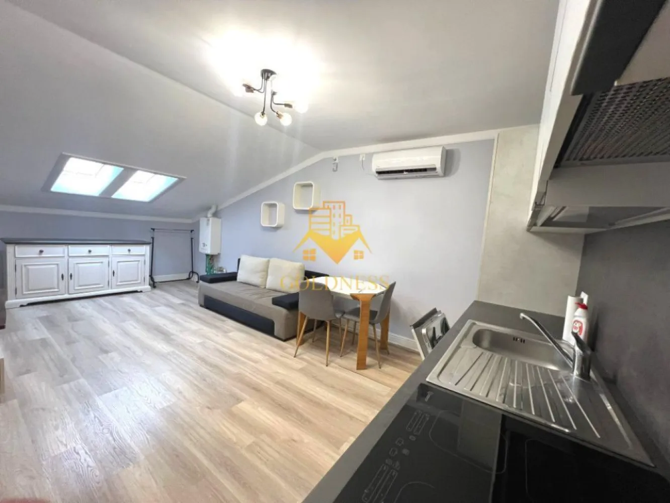 2 camere, modern, FSEGA, Iulius Mall, Panemar, Gheorgheni,Pet Friendly - GOLDNESS Imobiliare vă propune spre închiriere un apartament cu 2 camere open-space complet mobilat și utilat, la etajul 4 într-un imobil de 4 etaje, în cartierul Gheorgheni, la 5 minute de FSEGA, Strada Vaida Voevod, langa Panemar. 
Se percep 2 luni de garantie care se pot plati esalonat in 2-3 luni!
Apartamentul este compartimentat astfel:
 - dormitor cu pat matrimonial, dressing, noptiere
 - living cu bucatarie open-space complet utilată, canapea extensibilă, loc de servit masa 
 - baie cu cabina de dus, calorifer port prosop inox și dulap pentru depozitare.

Imobilul este dotat cu toate cele necesare- centrală proprie, mașină de spălat haine cu uscator, frigider, plită electrică, hotă, etc. 
Se află în apropierea stațiilor de transport în comun, magazine, restaurante, spații verzi, farmacii, etc. 
Posibilitate de parcare in zona!

Dacă sunteți interesați de acest apartament și doriți să îl vizionați, dar și pentru alte oferte sau detalii nu ezitați să ne contactați telefonic sau prin e-mail - goldnessimobiliare@gmail.com. Vă stăm la dispoziție!

Pentru intermediere se percepe un comision de 50% din valoarea chiriei!