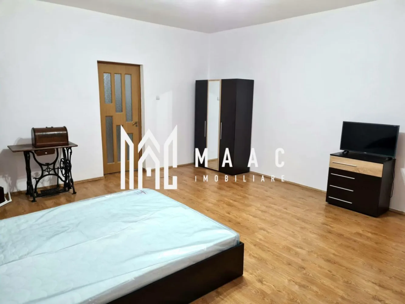 Apartament la Casa | 2 Camere | Parter | Ultracentral - MAAC Imobiliare vă propune spre vânzare un apartament cu 2 camere, recent renovat, situat în centrul istoric al Sibiului, în zona Teatrul Gong, o locație premium cu acces imediat către principalele atracții și puncte de interes ale orașului. Cu o suprafață generoasă de 70 mp, proprietatea oferă un potențial ridicat atât pentru locuire, cât și pentru investiție sau activitate comercială.

Apartamentul este amplasat la parter și beneficiază de vedere către Teatrul Gong și Muzeul de Istorie, oferind un avantaj semnificativ prin poziționarea centrală și vizibilitatea excelentă.

Compartimentare:
-2 camere spațioase
-Bucătărie
-Baie
-Cămară

Caracteristici și dotări:
-Suprafață utilă: 70 mp
-Două intrări, oferind posibilitate de recompartimentare
-Centrală termică proprie pe gaz, în condensare, recent montată
-Tâmplărie PVC cu geam termopan pentru confort termic și fonic
-Posibilitate de utilizare a podului și pivniței

Avantaje locație:
-Situat în zona Teatrul Gong
-La câțiva pași de Piața Mare
-Aproximativ 5 minute de mers pe jos până la Piața Cibin
-Acces rapid la magazine, restaurante și atracții turistice

Opțiuni de predare:
-Mobilat
-Parțial mobilat
-Nemobilat, în funcție de preferințele cumpărătorului

Potențial investițional:
-Clădirea nu este monument istoric
-Posibilitate de recompartimentare datorită suprafeței și celor două intrări
-Posibilitate de amenajare spațiu comercial, inclusiv acces direct din stradă

Proprietatea reprezintă o oportunitate excelentă pentru investiții în centrul istoric al Sibiului, având flexibilitate în utilizare și potențial de valorificare ridicat.

Pentru mai multe detalii și programarea unei vizionări, precizați telefonic că ați văzut anunțul cu CP1955731