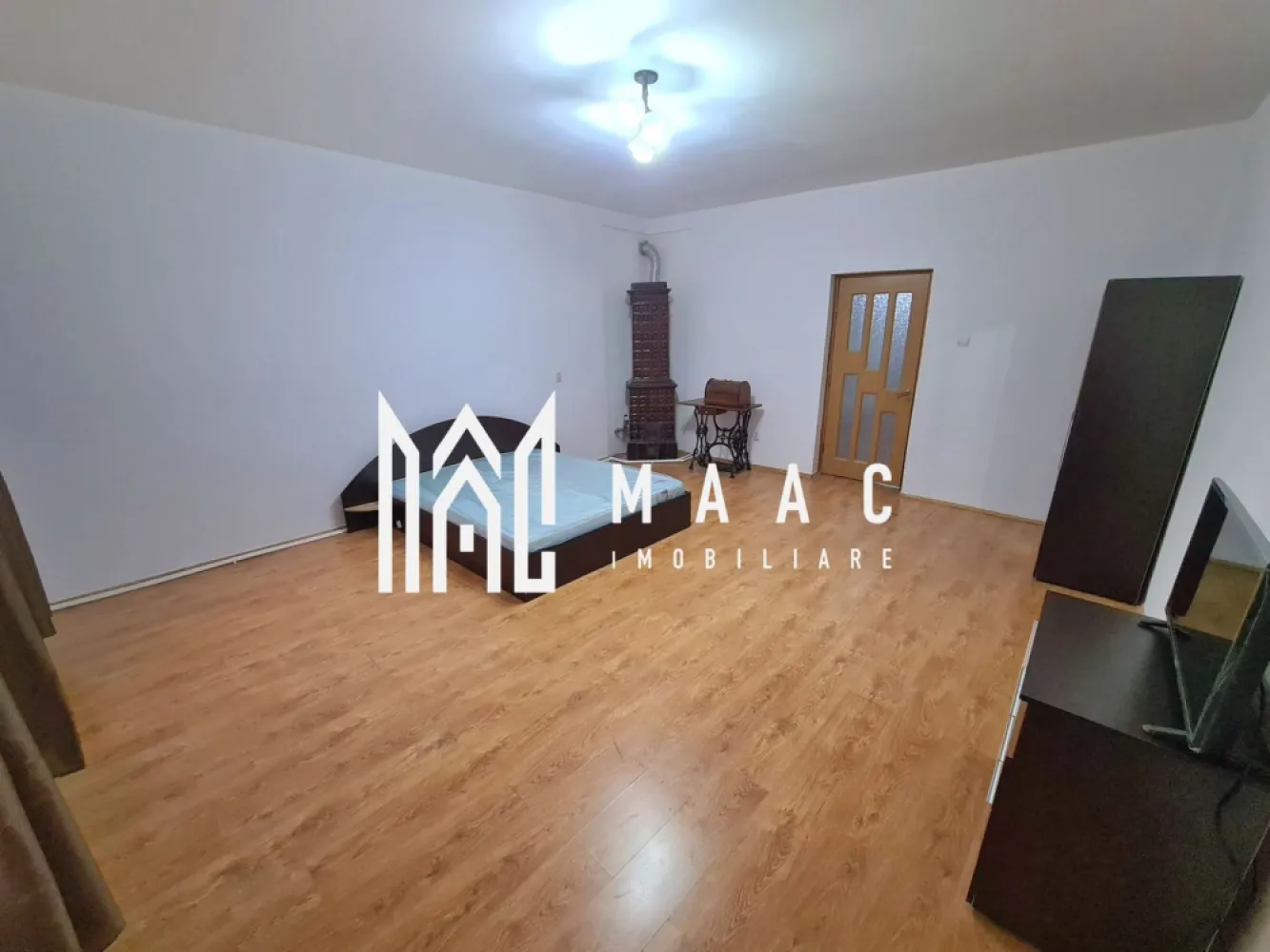 Apartament la Casa | 2 Camere | Parter | Ultracentral - MAAC Imobiliare vă propune spre vânzare un apartament cu 2 camere, recent renovat, situat în centrul istoric al Sibiului, în zona Teatrul Gong, o locație premium cu acces imediat către principalele atracții și puncte de interes ale orașului. Cu o suprafață generoasă de 70 mp, proprietatea oferă un potențial ridicat atât pentru locuire, cât și pentru investiție sau activitate comercială.

Apartamentul este amplasat la parter și beneficiază de vedere către Teatrul Gong și Muzeul de Istorie, oferind un avantaj semnificativ prin poziționarea centrală și vizibilitatea excelentă.

Compartimentare:
-2 camere spațioase
-Bucătărie
-Baie
-Cămară

Caracteristici și dotări:
-Suprafață utilă: 70 mp
-Două intrări, oferind posibilitate de recompartimentare
-Centrală termică proprie pe gaz, în condensare, recent montată
-Tâmplărie PVC cu geam termopan pentru confort termic și fonic
-Posibilitate de utilizare a podului și pivniței

Avantaje locație:
-Situat în zona Teatrul Gong
-La câțiva pași de Piața Mare
-Aproximativ 5 minute de mers pe jos până la Piața Cibin
-Acces rapid la magazine, restaurante și atracții turistice

Opțiuni de predare:
-Mobilat
-Parțial mobilat
-Nemobilat, în funcție de preferințele cumpărătorului

Potențial investițional:
-Clădirea nu este monument istoric
-Posibilitate de recompartimentare datorită suprafeței și celor două intrări
-Posibilitate de amenajare spațiu comercial, inclusiv acces direct din stradă

Proprietatea reprezintă o oportunitate excelentă pentru investiții în centrul istoric al Sibiului, având flexibilitate în utilizare și potențial de valorificare ridicat.

Pentru mai multe detalii și programarea unei vizionări, precizați telefonic că ați văzut anunțul cu CP1955731