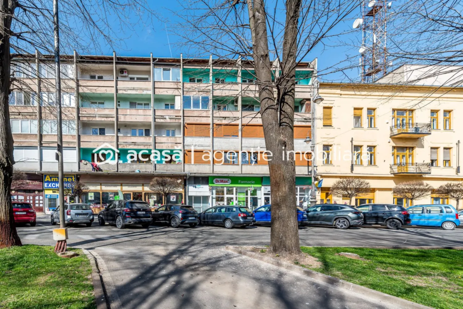 Apartament 2 camere Ultracentral – Bvd Revoluției, Etaj 1 - COMISION 0 - Vă propun spre vânzare un apartament cu 2 camere, situat într-una dintre cele mai căutate zone ale orașului – Ultracentral, pe Bulevardul Revoluției din Arad.

Imobilul este amplasat la etajul 1 din 4, având o suprafață utilă de 46 mp și o compartimentare semidecomandată.
Este alcătuit din:
- sufragerie luminoasă cu ieșire pe balcon
- dormitor
- bucătărie
- baie cu geam
- 2 holuri

Apartamentul dispune de geamuri termopan, un aparat de aer condiționat, iar încălzirea se realizează prin sistemul de termoficare al orașului, existând și posibilitatea montării unei centrale termice pe gaz.

Avantaje principale:
- locație ultracentrală, ideală atât pentru locuit, cât și pentru investiție
- etaj intermediar (1/4), ușor accesibil

Pentru mai multe detalii sau pentru a programa o vizionare, vă stau la dispoziție: 0755 274 519 - Daniel Hord – Consultant imobiliar

Nu dispui de toată suma? Te ajutăm noi gratuit! Îți obținem oferte de la 16 bănci.
Ai o proprietate de vânzare în Arad și vrei să știi cât valorează cu adevărat?
Sună-mă pentru o evaluare gratuită, fără obligații!

Birou: ACASĂ | Agenție imobiliară Arad
Bulevardul Decebal 2, Arad 310133