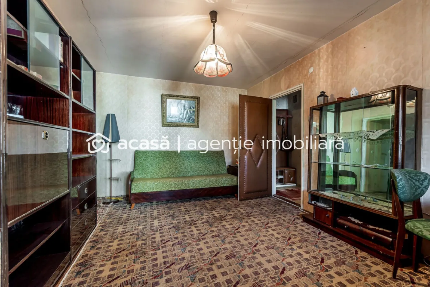 Apartament 2 camere Ultracentral – Bvd Revoluției, Etaj 1 - COMISION 0 - Vă propun spre vânzare un apartament cu 2 camere, situat într-una dintre cele mai căutate zone ale orașului – Ultracentral, pe Bulevardul Revoluției din Arad.

Imobilul este amplasat la etajul 1 din 4, având o suprafață utilă de 46 mp și o compartimentare semidecomandată.
Este alcătuit din:
- sufragerie luminoasă cu ieșire pe balcon
- dormitor
- bucătărie
- baie cu geam
- 2 holuri

Apartamentul dispune de geamuri termopan, un aparat de aer condiționat, iar încălzirea se realizează prin sistemul de termoficare al orașului, existând și posibilitatea montării unei centrale termice pe gaz.

Avantaje principale:
- locație ultracentrală, ideală atât pentru locuit, cât și pentru investiție
- etaj intermediar (1/4), ușor accesibil

Pentru mai multe detalii sau pentru a programa o vizionare, vă stau la dispoziție: 0755 274 519 - Daniel Hord – Consultant imobiliar

Nu dispui de toată suma? Te ajutăm noi gratuit! Îți obținem oferte de la 16 bănci.
Ai o proprietate de vânzare în Arad și vrei să știi cât valorează cu adevărat?
Sună-mă pentru o evaluare gratuită, fără obligații!

Birou: ACASĂ | Agenție imobiliară Arad
Bulevardul Decebal 2, Arad 310133