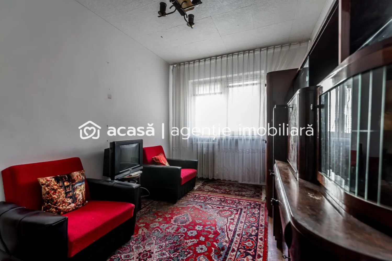 Apartament 2 camere Ultracentral – Bvd Revoluției, Etaj 1 - COMISION 0 - Vă propun spre vânzare un apartament cu 2 camere, situat într-una dintre cele mai căutate zone ale orașului – Ultracentral, pe Bulevardul Revoluției din Arad.

Imobilul este amplasat la etajul 1 din 4, având o suprafață utilă de 46 mp și o compartimentare semidecomandată.
Este alcătuit din:
- sufragerie luminoasă cu ieșire pe balcon
- dormitor
- bucătărie
- baie cu geam
- 2 holuri

Apartamentul dispune de geamuri termopan, un aparat de aer condiționat, iar încălzirea se realizează prin sistemul de termoficare al orașului, existând și posibilitatea montării unei centrale termice pe gaz.

Avantaje principale:
- locație ultracentrală, ideală atât pentru locuit, cât și pentru investiție
- etaj intermediar (1/4), ușor accesibil

Pentru mai multe detalii sau pentru a programa o vizionare, vă stau la dispoziție: 0755 274 519 - Daniel Hord – Consultant imobiliar

Nu dispui de toată suma? Te ajutăm noi gratuit! Îți obținem oferte de la 16 bănci.
Ai o proprietate de vânzare în Arad și vrei să știi cât valorează cu adevărat?
Sună-mă pentru o evaluare gratuită, fără obligații!

Birou: ACASĂ | Agenție imobiliară Arad
Bulevardul Decebal 2, Arad 310133