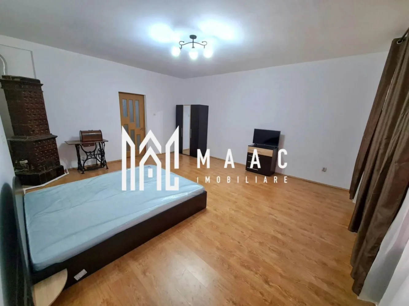 Apartament la Casa | 2 Camere | Parter | Ultracentral - MAAC Imobiliare vă propune spre vânzare un apartament cu 2 camere, recent renovat, situat în centrul istoric al Sibiului, în zona Teatrul Gong, o locație premium cu acces imediat către principalele atracții și puncte de interes ale orașului. Cu o suprafață generoasă de 70 mp, proprietatea oferă un potențial ridicat atât pentru locuire, cât și pentru investiție sau activitate comercială.

Apartamentul este amplasat la parter și beneficiază de vedere către Teatrul Gong și Muzeul de Istorie, oferind un avantaj semnificativ prin poziționarea centrală și vizibilitatea excelentă.

Compartimentare:
-2 camere spațioase
-Bucătărie
-Baie
-Cămară

Caracteristici și dotări:
-Suprafață utilă: 70 mp
-Două intrări, oferind posibilitate de recompartimentare
-Centrală termică proprie pe gaz, în condensare, recent montată
-Tâmplărie PVC cu geam termopan pentru confort termic și fonic
-Posibilitate de utilizare a podului și pivniței

Avantaje locație:
-Situat în zona Teatrul Gong
-La câțiva pași de Piața Mare
-Aproximativ 5 minute de mers pe jos până la Piața Cibin
-Acces rapid la magazine, restaurante și atracții turistice

Opțiuni de predare:
-Mobilat
-Parțial mobilat
-Nemobilat, în funcție de preferințele cumpărătorului

Potențial investițional:
-Clădirea nu este monument istoric
-Posibilitate de recompartimentare datorită suprafeței și celor două intrări
-Posibilitate de amenajare spațiu comercial, inclusiv acces direct din stradă

Proprietatea reprezintă o oportunitate excelentă pentru investiții în centrul istoric al Sibiului, având flexibilitate în utilizare și potențial de valorificare ridicat.

Pentru mai multe detalii și programarea unei vizionări, precizați telefonic că ați văzut anunțul cu CP1955731
