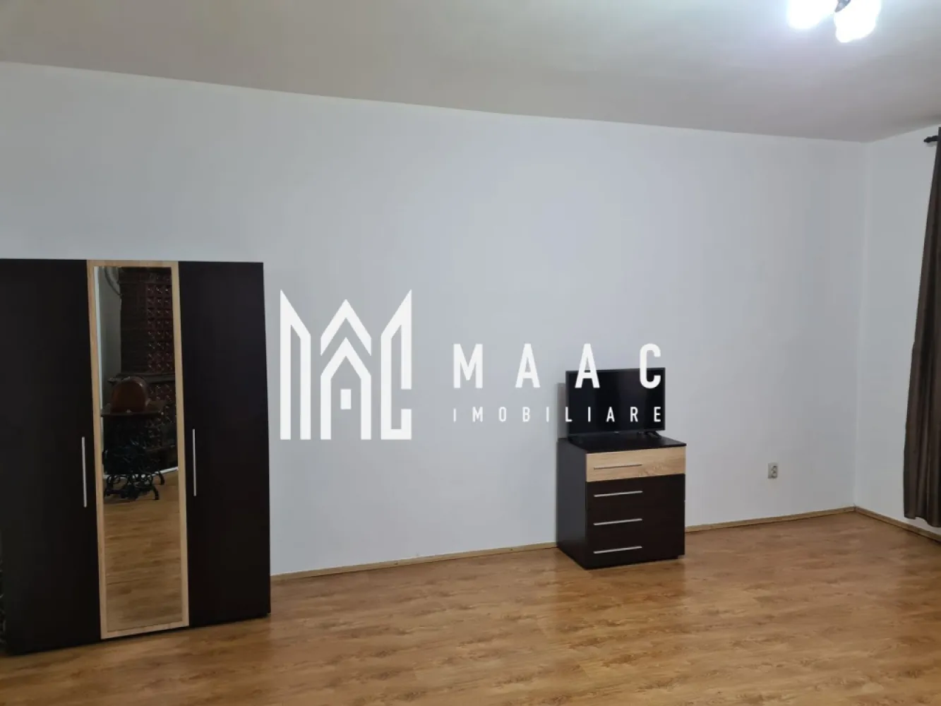 Apartament la Casa | 2 Camere | Parter | Ultracentral - MAAC Imobiliare vă propune spre vânzare un apartament cu 2 camere, recent renovat, situat în centrul istoric al Sibiului, în zona Teatrul Gong, o locație premium cu acces imediat către principalele atracții și puncte de interes ale orașului. Cu o suprafață generoasă de 70 mp, proprietatea oferă un potențial ridicat atât pentru locuire, cât și pentru investiție sau activitate comercială.

Apartamentul este amplasat la parter și beneficiază de vedere către Teatrul Gong și Muzeul de Istorie, oferind un avantaj semnificativ prin poziționarea centrală și vizibilitatea excelentă.

Compartimentare:
-2 camere spațioase
-Bucătărie
-Baie
-Cămară

Caracteristici și dotări:
-Suprafață utilă: 70 mp
-Două intrări, oferind posibilitate de recompartimentare
-Centrală termică proprie pe gaz, în condensare, recent montată
-Tâmplărie PVC cu geam termopan pentru confort termic și fonic
-Posibilitate de utilizare a podului și pivniței

Avantaje locație:
-Situat în zona Teatrul Gong
-La câțiva pași de Piața Mare
-Aproximativ 5 minute de mers pe jos până la Piața Cibin
-Acces rapid la magazine, restaurante și atracții turistice

Opțiuni de predare:
-Mobilat
-Parțial mobilat
-Nemobilat, în funcție de preferințele cumpărătorului

Potențial investițional:
-Clădirea nu este monument istoric
-Posibilitate de recompartimentare datorită suprafeței și celor două intrări
-Posibilitate de amenajare spațiu comercial, inclusiv acces direct din stradă

Proprietatea reprezintă o oportunitate excelentă pentru investiții în centrul istoric al Sibiului, având flexibilitate în utilizare și potențial de valorificare ridicat.

Pentru mai multe detalii și programarea unei vizionări, precizați telefonic că ați văzut anunțul cu CP1955731