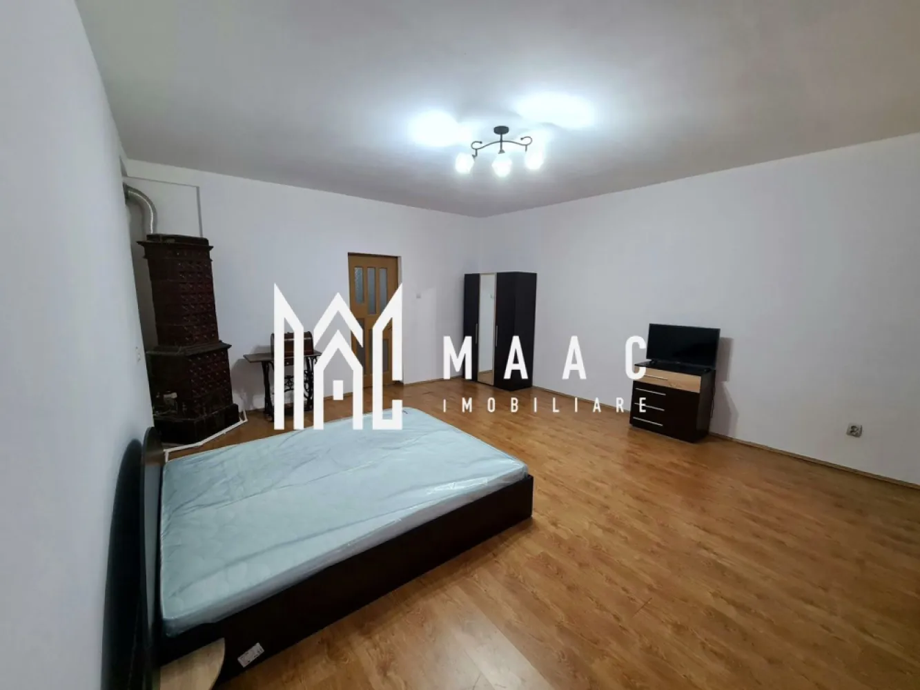 Apartament la Casa | 2 Camere | Parter | Ultracentral - MAAC Imobiliare vă propune spre vânzare un apartament cu 2 camere, recent renovat, situat în centrul istoric al Sibiului, în zona Teatrul Gong, o locație premium cu acces imediat către principalele atracții și puncte de interes ale orașului. Cu o suprafață generoasă de 70 mp, proprietatea oferă un potențial ridicat atât pentru locuire, cât și pentru investiție sau activitate comercială.

Apartamentul este amplasat la parter și beneficiază de vedere către Teatrul Gong și Muzeul de Istorie, oferind un avantaj semnificativ prin poziționarea centrală și vizibilitatea excelentă.

Compartimentare:
-2 camere spațioase
-Bucătărie
-Baie
-Cămară

Caracteristici și dotări:
-Suprafață utilă: 70 mp
-Două intrări, oferind posibilitate de recompartimentare
-Centrală termică proprie pe gaz, în condensare, recent montată
-Tâmplărie PVC cu geam termopan pentru confort termic și fonic
-Posibilitate de utilizare a podului și pivniței

Avantaje locație:
-Situat în zona Teatrul Gong
-La câțiva pași de Piața Mare
-Aproximativ 5 minute de mers pe jos până la Piața Cibin
-Acces rapid la magazine, restaurante și atracții turistice

Opțiuni de predare:
-Mobilat
-Parțial mobilat
-Nemobilat, în funcție de preferințele cumpărătorului

Potențial investițional:
-Clădirea nu este monument istoric
-Posibilitate de recompartimentare datorită suprafeței și celor două intrări
-Posibilitate de amenajare spațiu comercial, inclusiv acces direct din stradă

Proprietatea reprezintă o oportunitate excelentă pentru investiții în centrul istoric al Sibiului, având flexibilitate în utilizare și potențial de valorificare ridicat.

Pentru mai multe detalii și programarea unei vizionări, precizați telefonic că ați văzut anunțul cu CP1955731
