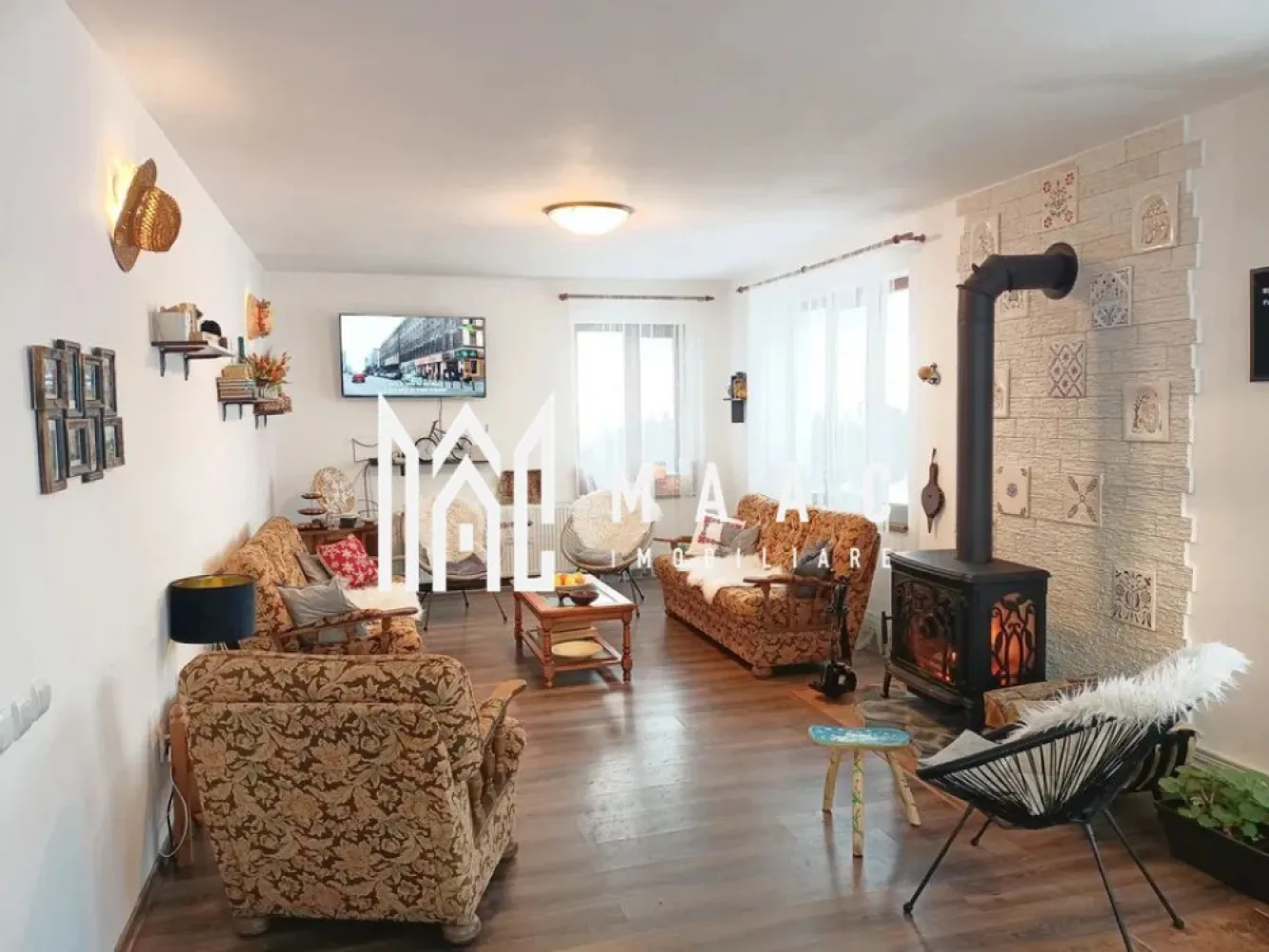 Pensiune 7 camere|240 MPU| 630MP Teren |Oportunitate Investiție | P+1 | Păltiniș - MAAC Imobiliare vă propune spre vânzare o oportunitate de investiție excepțională, reprezentată de o pensiune situată într-un cadru natural deosebit, în zona Păltiniș, în imediata proximitate a parcului de aventură Arka Park.

Aceasta proprietate se adresează celor care doresc să preia o afacere la cheie într-una dintre cele mai căutate destinații montane din județul Sibiu, recunoscută pentru aerul curat și peisajele panoramice relaxante.

Construcția, finalizată în anul 2013, dispune de o structură solidă, fiind dotată cu acoperiș rezistent și izolație termică eficientă, asigurând astfel un confort termic optim în orice anotimp.

Cu o suprafață utilă de 240 MP dispusă pe parter și etaj, imobilul este configurat într-un mod funcțional și primitor.

La parter regăsim:
un living generos, conceput ca spațiu central pentru socializare și primirea oaspeților

1 dormitor 

o baie dotată cu toate utilitățile necesare la comun

Etajul este dedicat zonei de noapte, fiind compus din:

5 dormitoare spațioase care oferă o capacitate de cazare optimă pentru grupuri sau familii

2 dormitoare cu baie comună

3 cu baie proprie
Proprietatea este amplasată pe un teren total de 630 MP, cu o deschidere generoasă la stradă de 30 ml, oferind un spațiu liber de 420 MP special amenajat pentru recreere în aer liber.

Sursa de apă -5000 litri fântană independentă

Curtea include:
o terasă dotată cu filigorie

o zona dedicată pentru grătar

un ciubăr pentru 6 persoane

elemente esentiale care sporesc atractivitatea turistică a locației

Situată într-un punct de interes strategic, foarte aproape de Arka Park si diverse trasee montane, pensiunea se vinde complet utilată și mobilată, exact ca în poze, fiind gata pentru continuarea imediată a activității, ce a avut și în trecut recenzii bune.

Pentru mai multe detalii și programarea unei vizionări la fața locului să vedeți potențialul acestei proprietăți ,contactați-ne și specificați telefonic codul de identificare al proprietății ID : CP1950132.