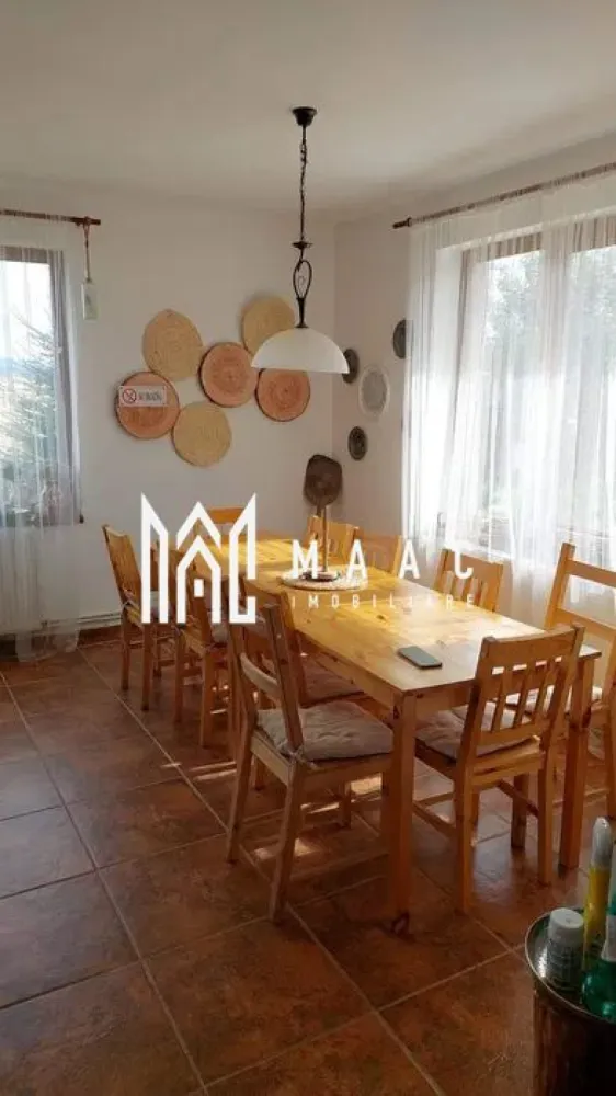 Pensiune 7 camere|240 MPU| 630MP Teren |Oportunitate Investiție | P+1 | Păltiniș - MAAC Imobiliare vă propune spre vânzare o oportunitate de investiție excepțională, reprezentată de o pensiune situată într-un cadru natural deosebit, în zona Păltiniș, în imediata proximitate a parcului de aventură Arka Park.

Aceasta proprietate se adresează celor care doresc să preia o afacere la cheie într-una dintre cele mai căutate destinații montane din județul Sibiu, recunoscută pentru aerul curat și peisajele panoramice relaxante.

Construcția, finalizată în anul 2013, dispune de o structură solidă, fiind dotată cu acoperiș rezistent și izolație termică eficientă, asigurând astfel un confort termic optim în orice anotimp.

Cu o suprafață utilă de 240 MP dispusă pe parter și etaj, imobilul este configurat într-un mod funcțional și primitor.

La parter regăsim:
un living generos, conceput ca spațiu central pentru socializare și primirea oaspeților

1 dormitor 

o baie dotată cu toate utilitățile necesare la comun

Etajul este dedicat zonei de noapte, fiind compus din:

5 dormitoare spațioase care oferă o capacitate de cazare optimă pentru grupuri sau familii

2 dormitoare cu baie comună

3 cu baie proprie
Proprietatea este amplasată pe un teren total de 630 MP, cu o deschidere generoasă la stradă de 30 ml, oferind un spațiu liber de 420 MP special amenajat pentru recreere în aer liber.

Sursa de apă -5000 litri fântană independentă

Curtea include:
o terasă dotată cu filigorie

o zona dedicată pentru grătar

un ciubăr pentru 6 persoane

elemente esentiale care sporesc atractivitatea turistică a locației

Situată într-un punct de interes strategic, foarte aproape de Arka Park si diverse trasee montane, pensiunea se vinde complet utilată și mobilată, exact ca în poze, fiind gata pentru continuarea imediată a activității, ce a avut și în trecut recenzii bune.

Pentru mai multe detalii și programarea unei vizionări la fața locului să vedeți potențialul acestei proprietăți ,contactați-ne și specificați telefonic codul de identificare al proprietății ID : CP1950132.