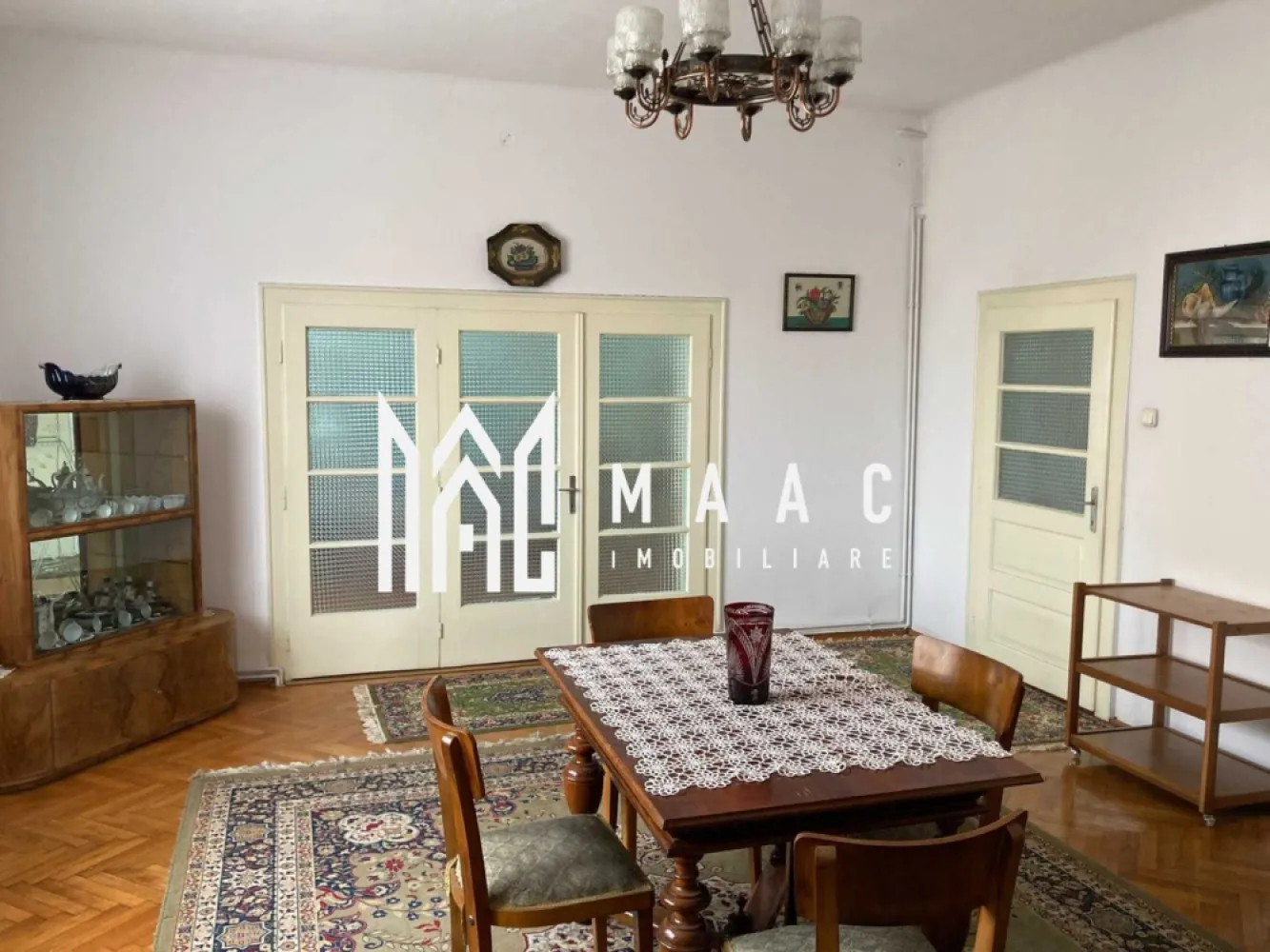 Apartament La Casa | Plus Spatiu Comercial | Ultracentral - MAAC Imobiliare vă propune spre vânzare o casă situată în zona centrală a Sibiului, o proprietate amplasată într-o zonă foarte căutată, potrivită atât pentru locuire, cât și pentru investiție datorită poziționării și funcționalității spațiilor.

Imobilul este compartimentat eficient și oferă camere bine dimensionate, fiind potrivit pentru organizarea unui spațiu de locuit confortabil. Locuința dispune de finisaje clasice și beneficiază de curte comună.

Compartimentarea casei este următoarea:
-2 dormitoare
-birou
-bucătărie deschisă cu living
-baie
-curte comună

Un avantaj important al proprietății îl reprezintă spațiul comercial situat la stradă, care oferă posibilitatea desfășurării unei activități comerciale sau a obținerii unui venit suplimentar din închiriere.

Datorită amplasării în zona centrală a Sibiului, într-o zonă cu cerere ridicată, proprietatea este potrivită atât pentru locuire, cât și pentru investiție.

Pentru mai multe detalii, vă rugăm să menționați telefonic că ați văzut anunțul cu CP1883903.