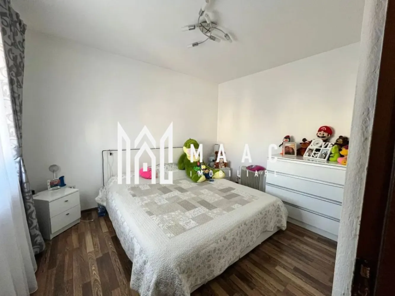 Casa | 118 MPU | Parter+Etaj+Mansarda | Curte | Arhitectilor - MAAC Imobiliare va prezinta o Casa Tip Duplex în Cartierul Arhitectilor.

Detalii:

Tipul Proprietății: Casă Duplex
Locație: Cartierul Arhitectilor
Configurație: Parter + Etaj + Mansardă
Suprafață Utilă: 118 mp
Curte Liberă: 180 mp

Parter:

Bucătărie Închisă cu Acces Ușor la Terasă
Baie
Living
Hol
2 Terase Acoperite

Etaj:

3 Dormitoare
Baie
Hol

Mansardă:

Spațiu Generos pentru Depozitare
Posibilități de Amenajare

Exterior:

Curte Spațioasă cu Loc pentru Grill
Terasa acoperita pentru 3 Mașini

Beneficii:

Se Vinde Mobilată și Utilată
Luminozitate Naturală în Fiecare Colț al Casei
Acces Rapid la Zonele de Interes din Cartierul Arhitectilor

Pentru mai multe detalii precizati telefonic ca ati vazut anuntul cu ID CP1883120.