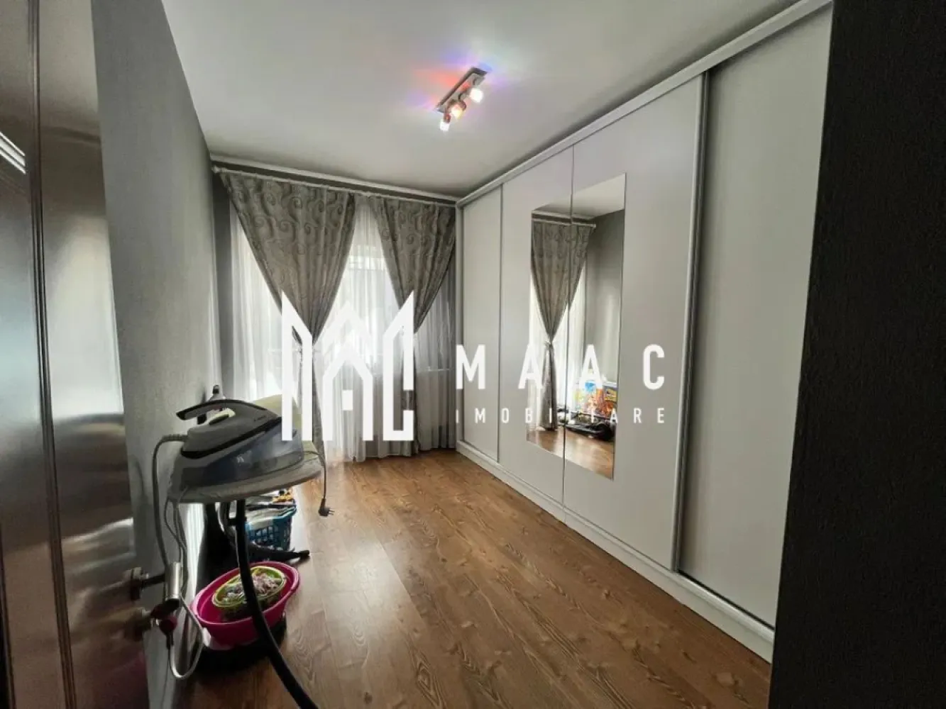 Casa | 118 MPU | Parter+Etaj+Mansarda | Curte | Arhitectilor - MAAC Imobiliare va prezinta o Casa Tip Duplex în Cartierul Arhitectilor.

Detalii:

Tipul Proprietății: Casă Duplex
Locație: Cartierul Arhitectilor
Configurație: Parter + Etaj + Mansardă
Suprafață Utilă: 118 mp
Curte Liberă: 180 mp

Parter:

Bucătărie Închisă cu Acces Ușor la Terasă
Baie
Living
Hol
2 Terase Acoperite

Etaj:

3 Dormitoare
Baie
Hol

Mansardă:

Spațiu Generos pentru Depozitare
Posibilități de Amenajare

Exterior:

Curte Spațioasă cu Loc pentru Grill
Terasa acoperita pentru 3 Mașini

Beneficii:

Se Vinde Mobilată și Utilată
Luminozitate Naturală în Fiecare Colț al Casei
Acces Rapid la Zonele de Interes din Cartierul Arhitectilor

Pentru mai multe detalii precizati telefonic ca ati vazut anuntul cu ID CP1883120.